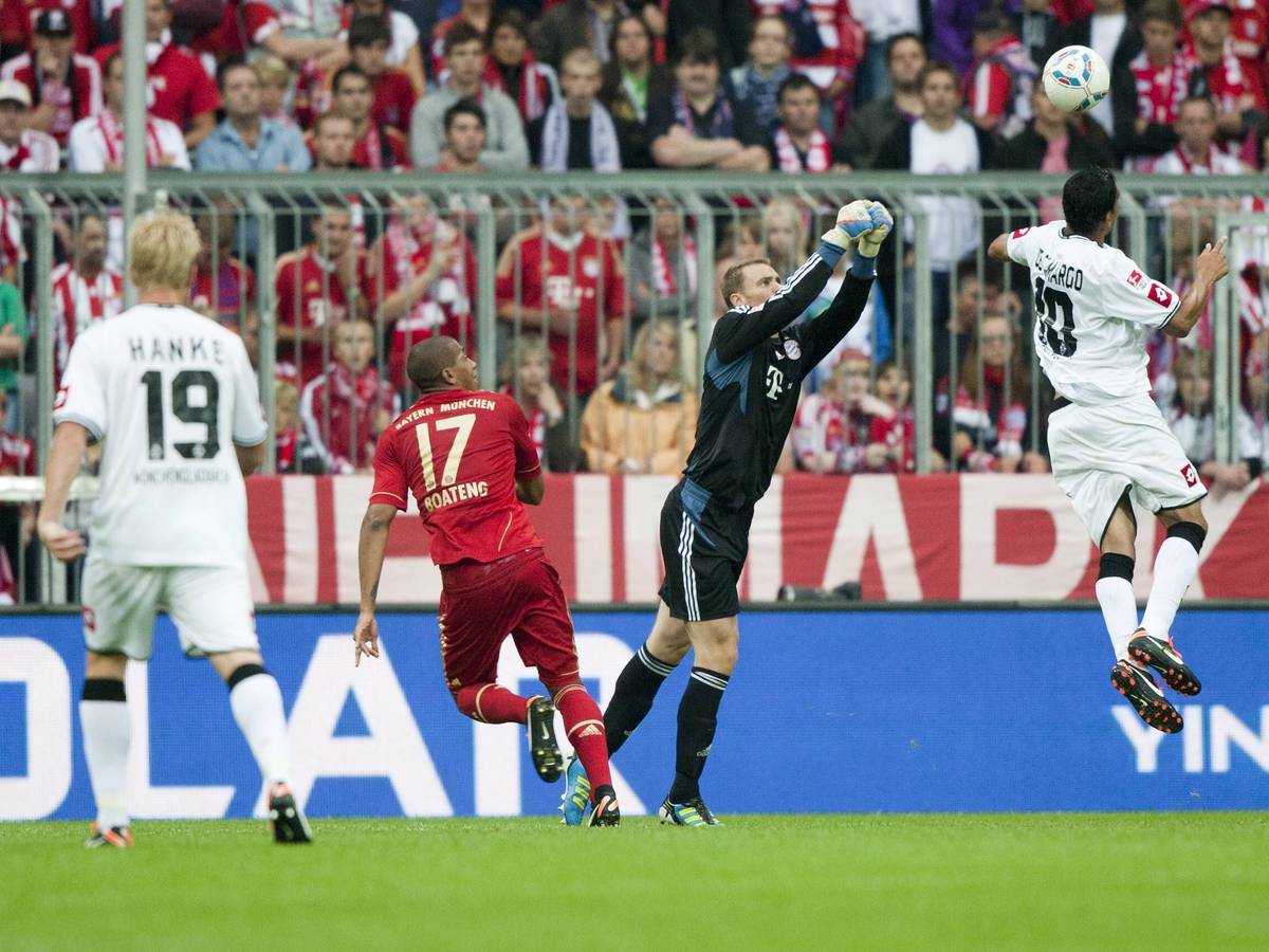 Stürmer Igor de Camargo (r.) köpft in dieser Szene (7. August 2011) Borussia Mönchengladbach zum ersten Bundesliga-Sieg (1:0) gegen Bayern München in der Allianz-Arena. Torhüter Manuel Neuer (2.v.r.) kommt zu spät.