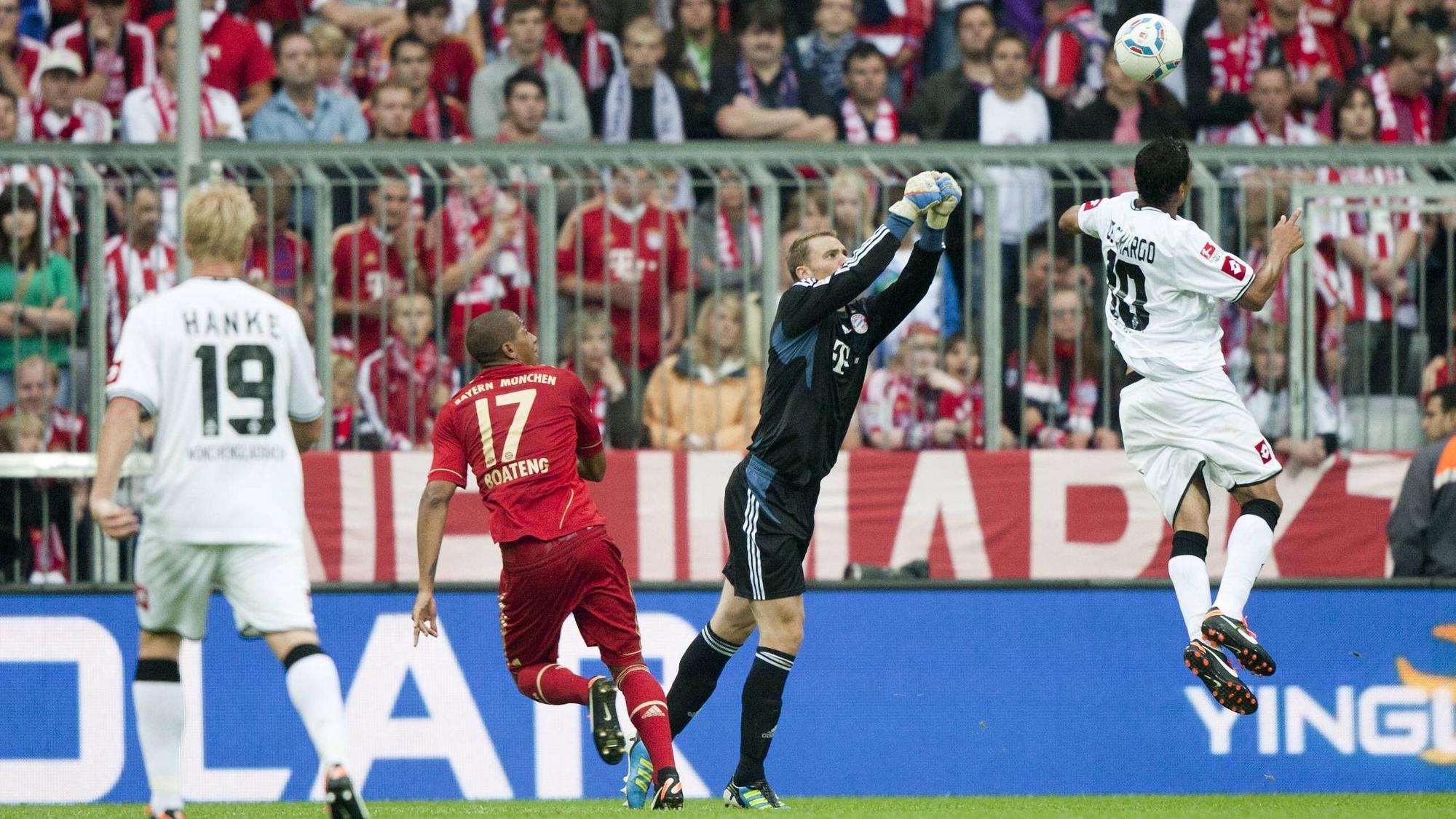 Stürmer Igor de Camargo (r.) köpft in dieser Szene (7. August 2011) Borussia Mönchengladbach zum ersten Bundesliga-Sieg (1:0) gegen Bayern München in der Allianz-Arena. Torhüter Manuel Neuer (2.v.r.) kommt zu spät.
