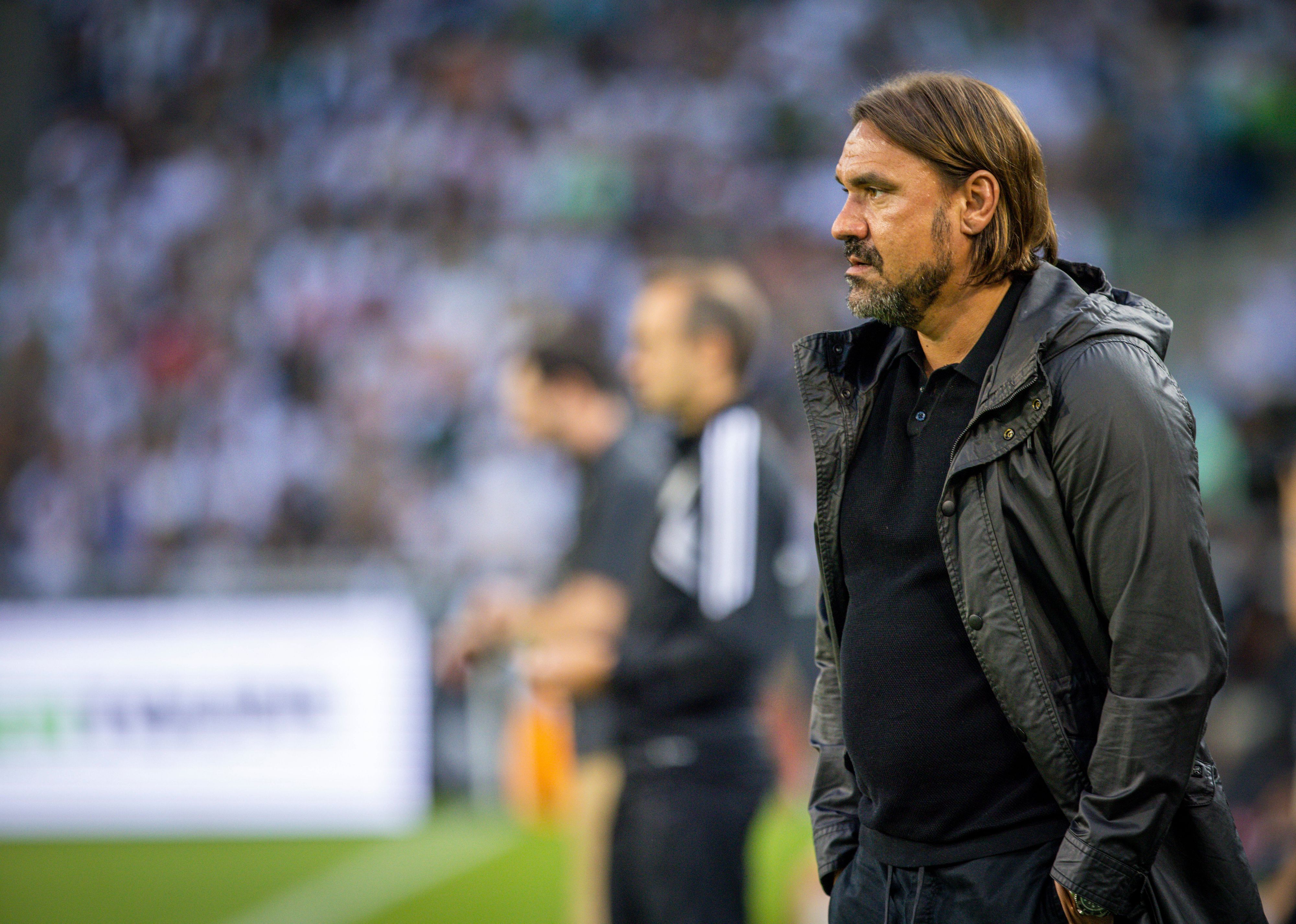 Gladbach-Trainer Daniel Farke, auf diesem Foto ist der Fußballlehrer am 19. August 2022 im Borussia-Park zu sehen. Farke blickt auf das Spielfeld.
