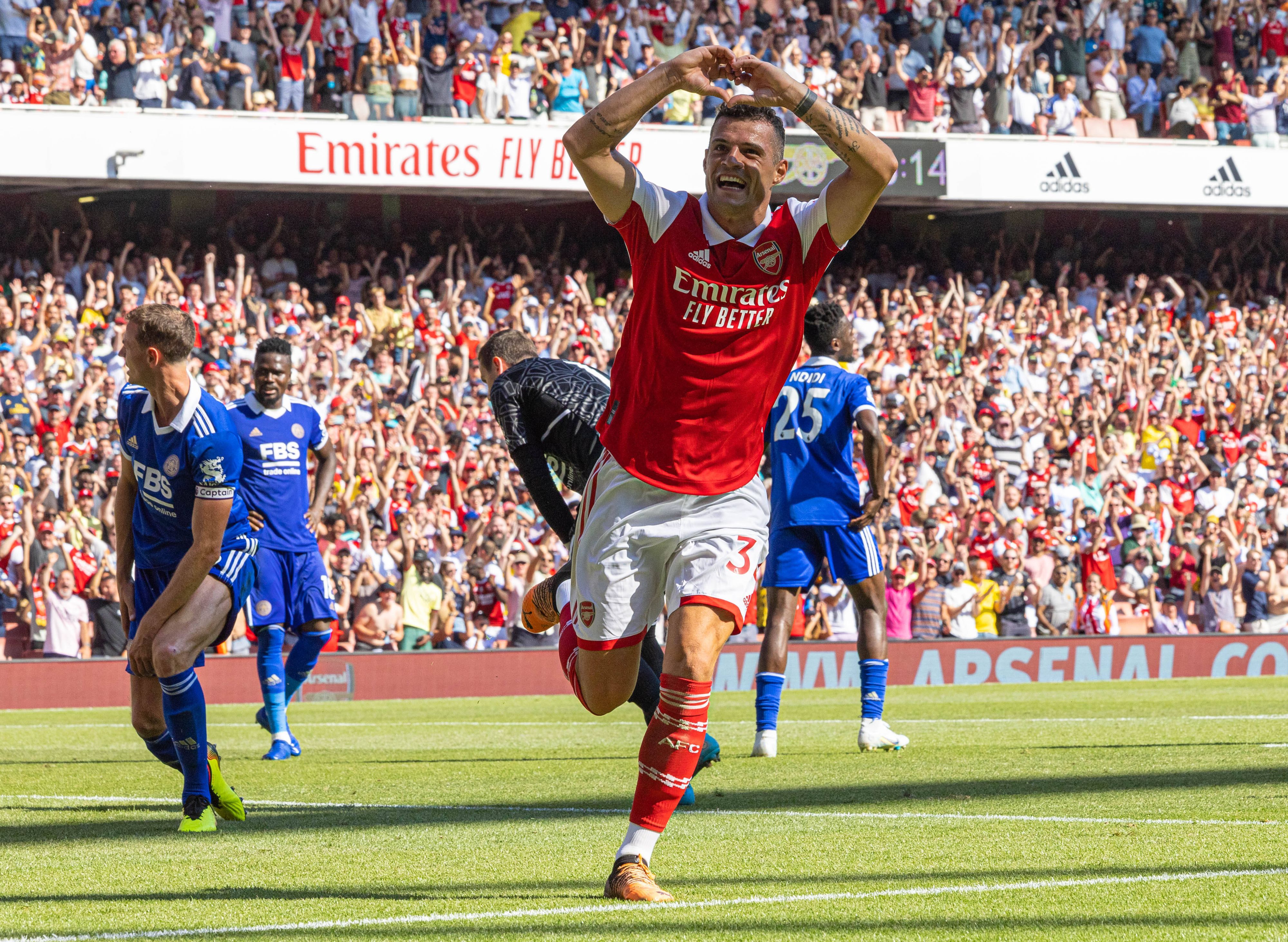 Ex-Gladbach-Kapitän Granit Xhaka feiert seinen Treffer beim Sieg seines aktuellen Klubs Arsenal London gegen Leicester City in der Premier League am 13. August 2022. Xhaka macht eine Geste und formt mit seinen Händen ein Herz.