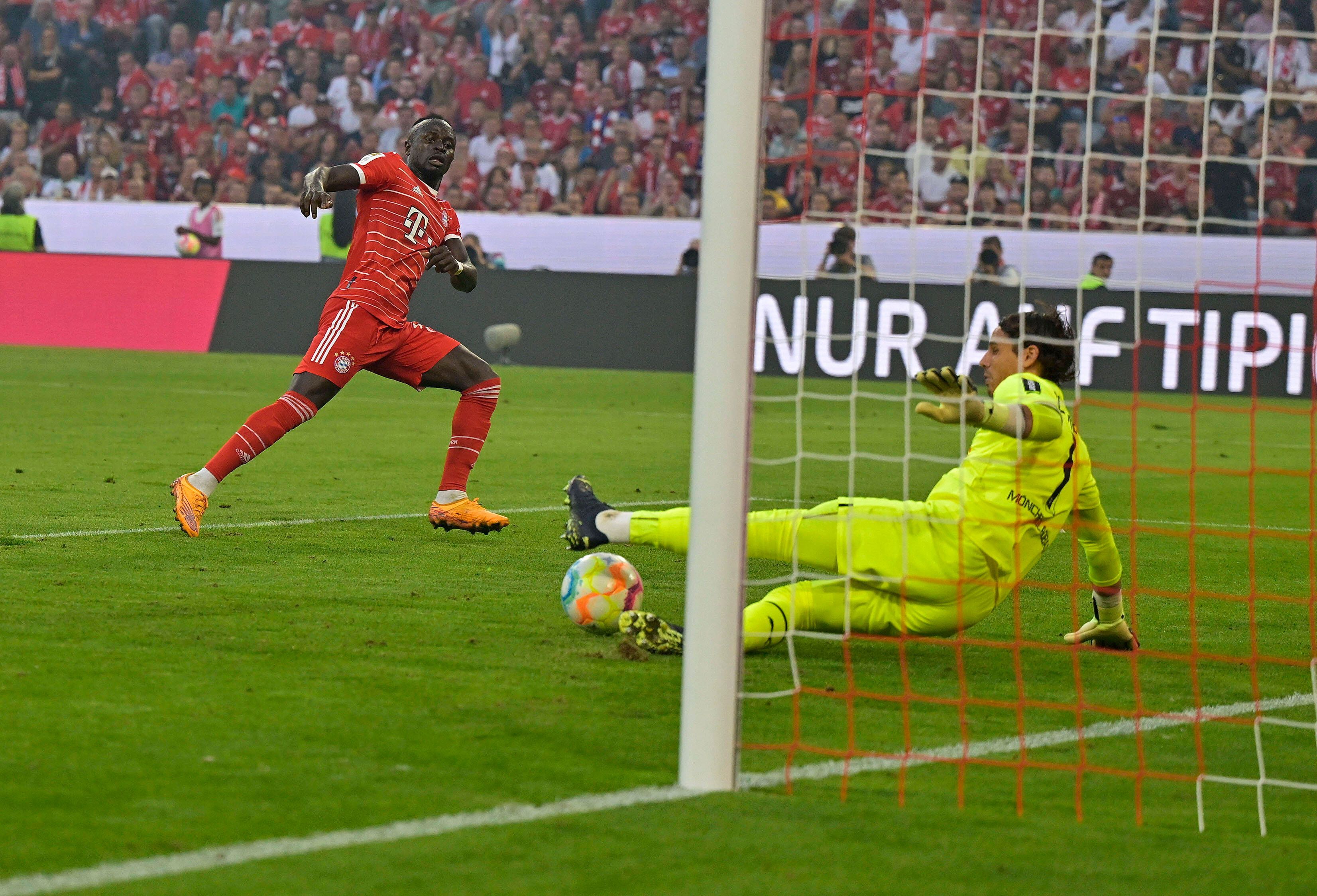 Bayern-München-Star Sadio Mané scheitert an Gladbach-Keeper Yann Sommer während des Bundesliga-Topspiels am 27. August 2022 in der Allianz-Arena. Sommer pariert mit dem Fuß.