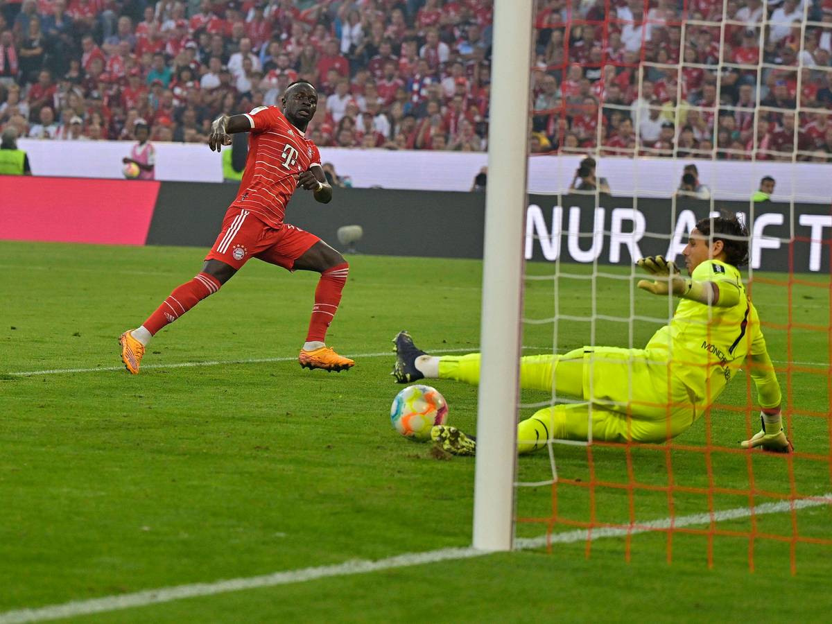 Bayern-München-Star Sadio Mané scheitert an Gladbach-Keeper Yann Sommer während des Bundesliga-Topspiels am 27. August 2022 in der Allianz-Arena. Sommer pariert mit dem Fuß.