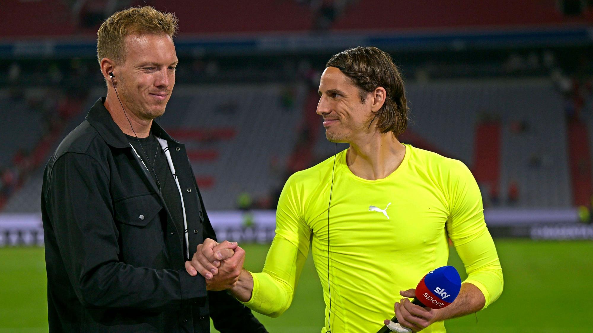 Gratulation von Bayern-München-Trainer Julian Nagelsmann (l.) an Gladbach-Keeper Yann Sommer nach dem Bundesliga-Topspiel (27. August 2022) in der Allianz-Arena. Sommer hält ein Sky-Mikrofon in seiner linken Hand.