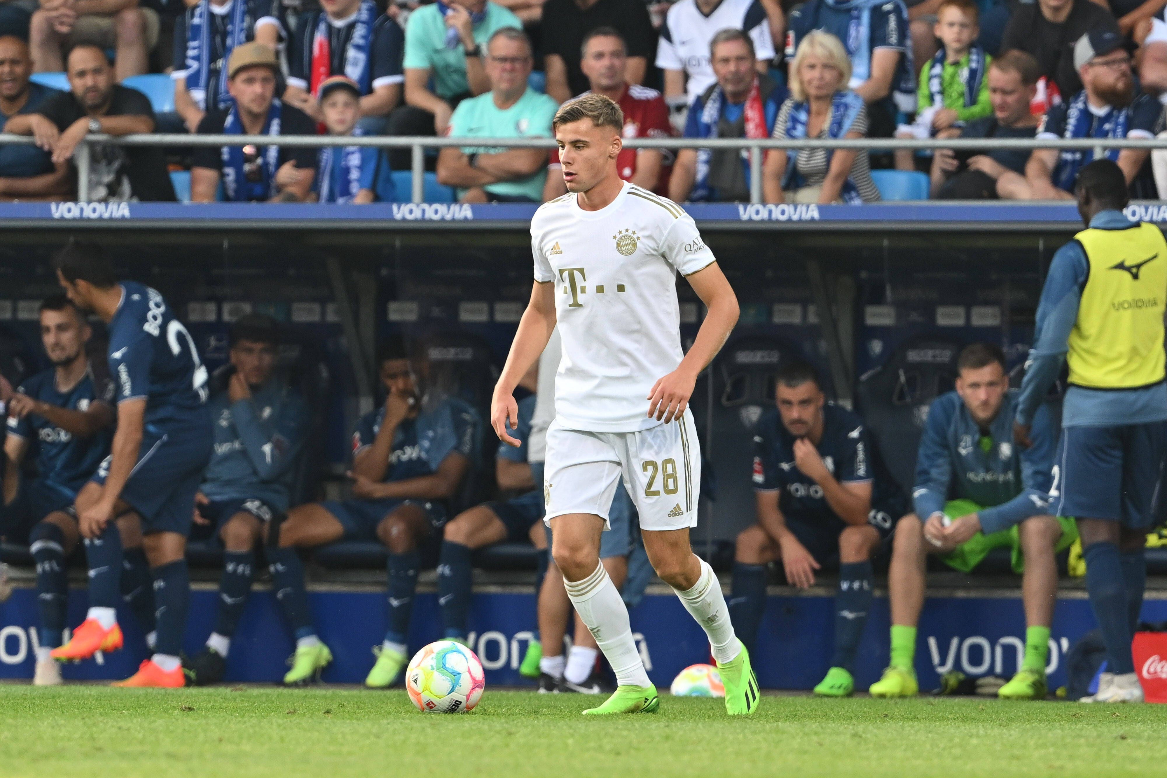 Gabriel Vidovic von Bayern München im Bundesliga-Duell gegen den VfL am 21. August 2022 im Ruhrstadion. Er hat den Ball am rechten Fuß.