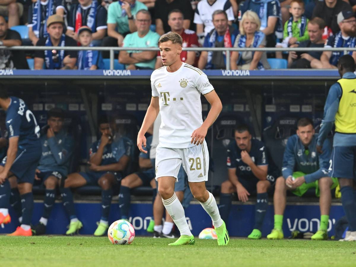 Gabriel Vidovic von Bayern München im Bundesliga-Duell gegen den VfL am 21. August 2022 im Ruhrstadion. Er hat den Ball am rechten Fuß.
