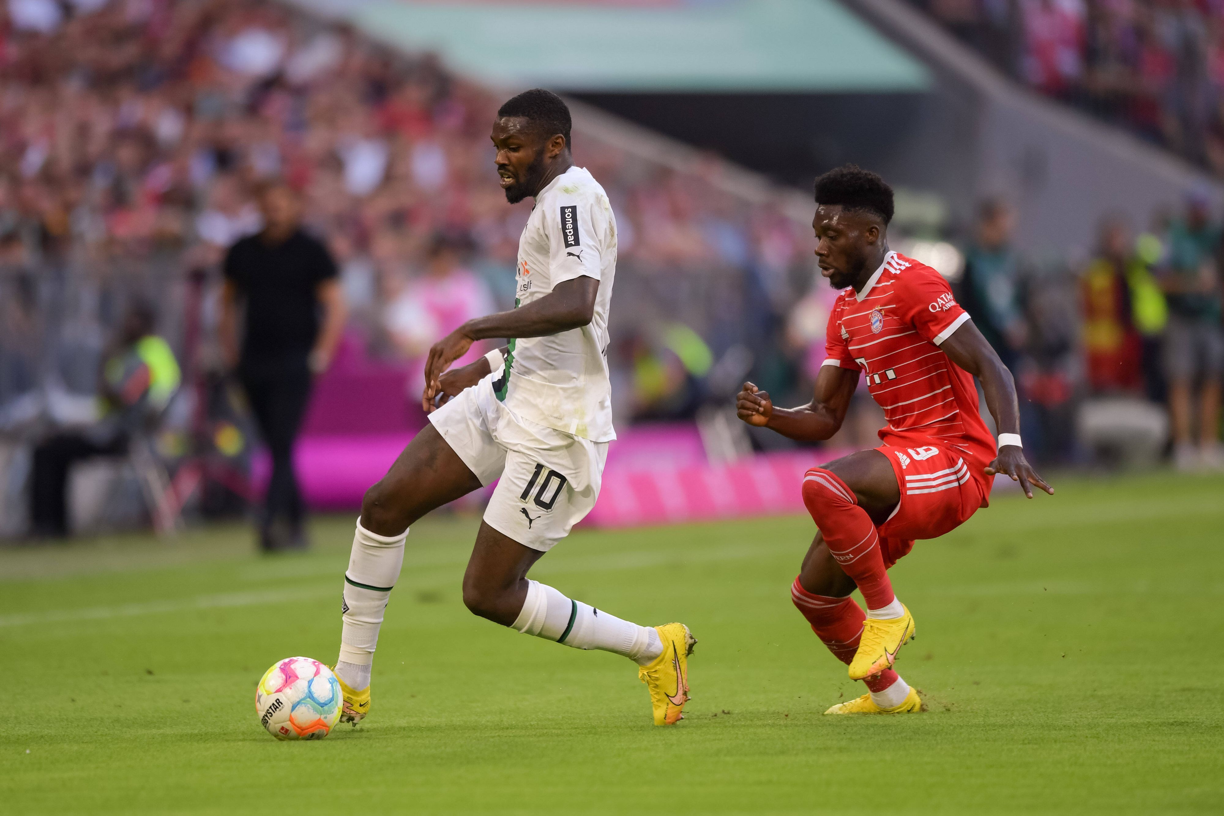 Borussia Mönchengladbach hat am Samstagabend (27. August 2022) 1:1 beim FC Bayern München gespielt. Marcus Thuram (l.), hier im Duell gegen Alphonso Davies (r.), erzielte das Tor für die Fohlen.