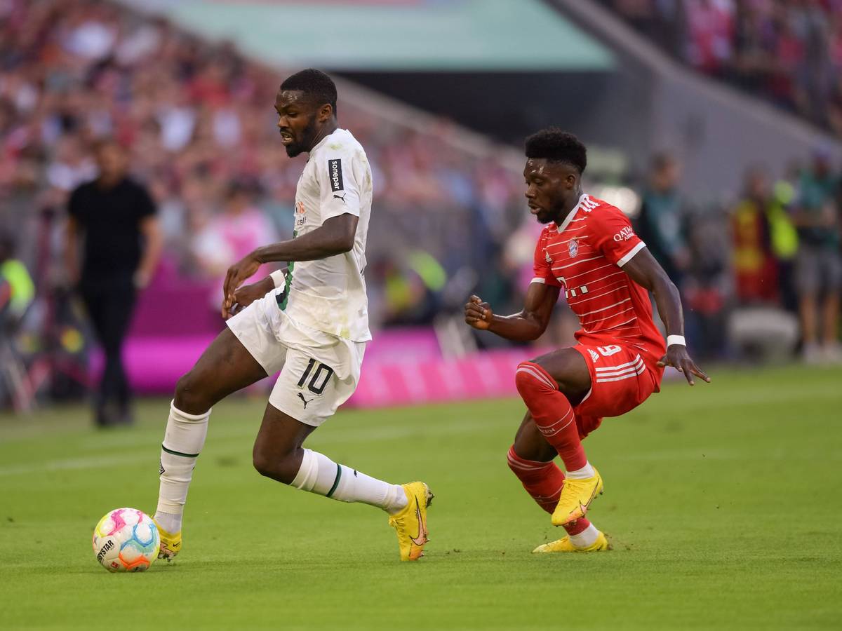 Borussia Mönchengladbach hat am Samstagabend (27. August 2022) 1:1 beim FC Bayern München gespielt. Marcus Thuram (l.), hier im Duell gegen Alphonso Davies (r.), erzielte das Tor für die Fohlen.