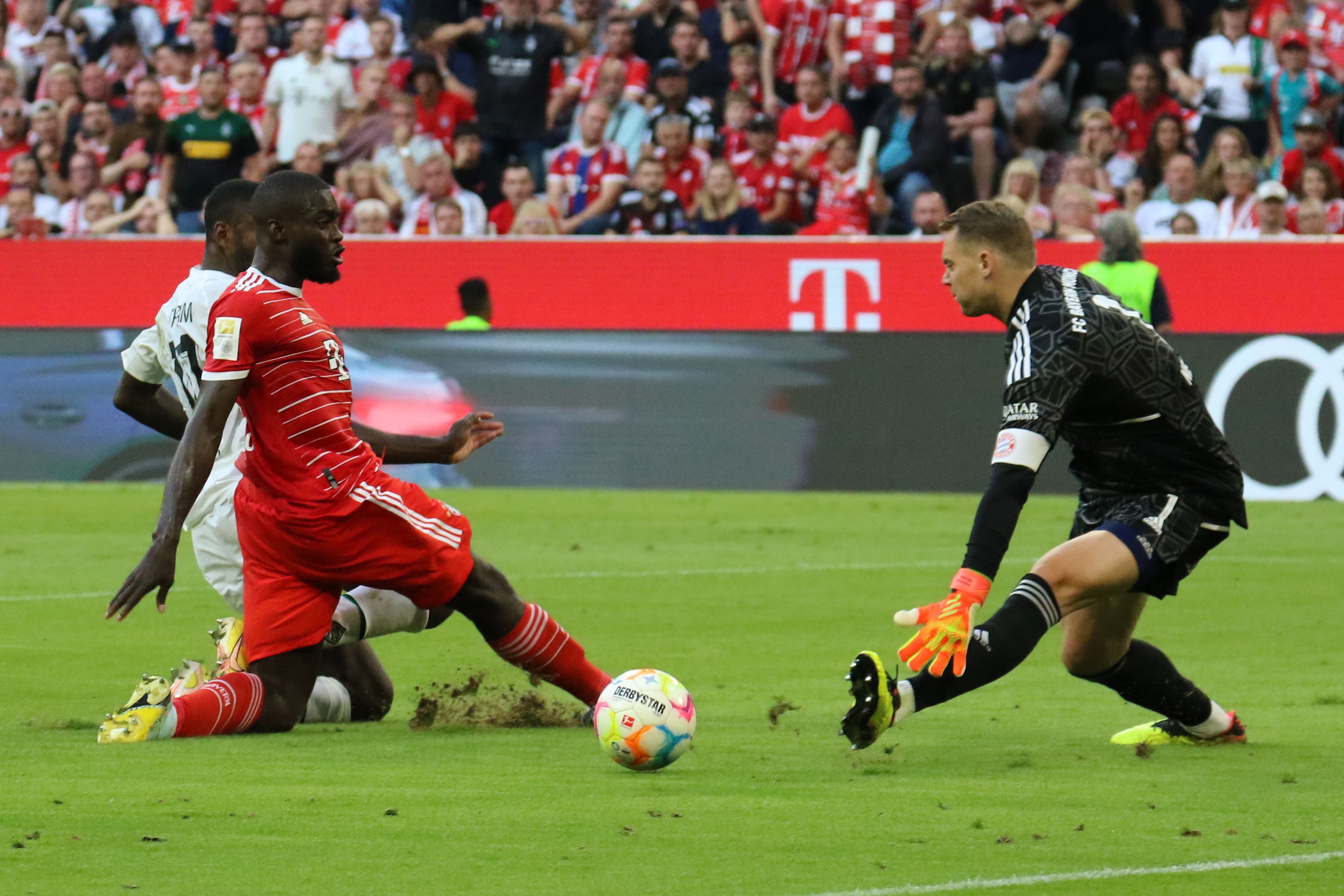 Marcus Thuram (verdeckt) trifft am 27. August 2022 zum 1:0 für Borussia Mönchengladbach gegen den FC Bayern München. Manuel Neuer und Dayot Upamecano können nicht mehr eingreifen.