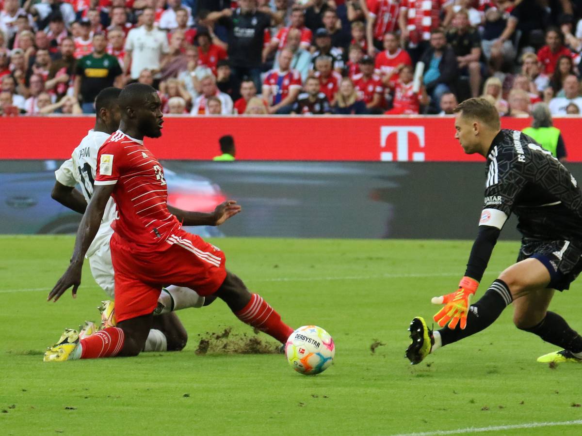 Marcus Thuram (verdeckt) trifft am 27. August 2022 zum 1:0 für Borussia Mönchengladbach gegen den FC Bayern München. Manuel Neuer und Dayot Upamecano können nicht mehr eingreifen.