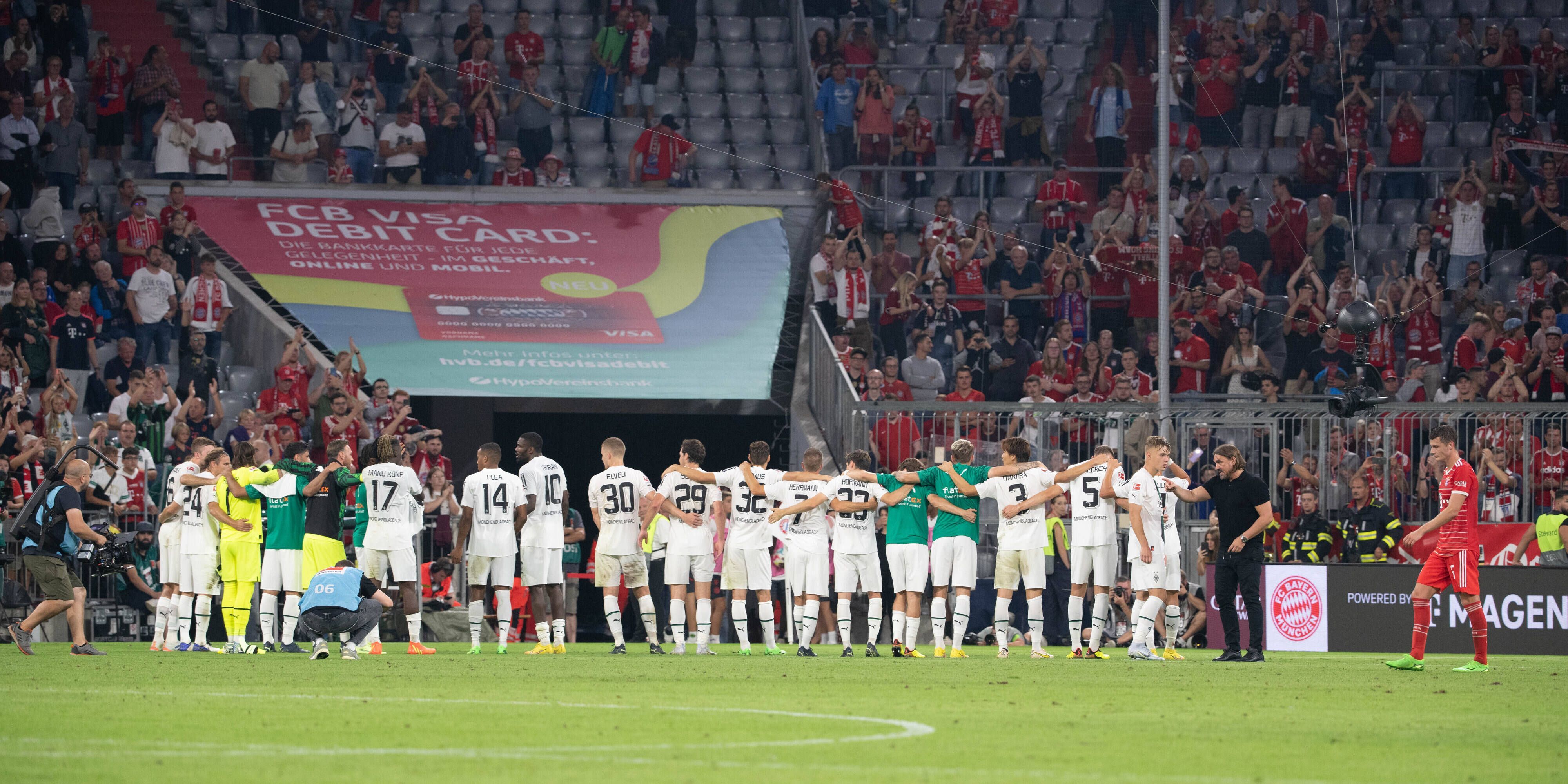 Borussia Mönchengladbach hat am Samstagabend (27. August 2022) ein 1:1-Remis beim FC Bayern München erspielt. Das Foto zeigt das Team nach Abpfiff beim Feiern mit einigen mitgereisten Fans.