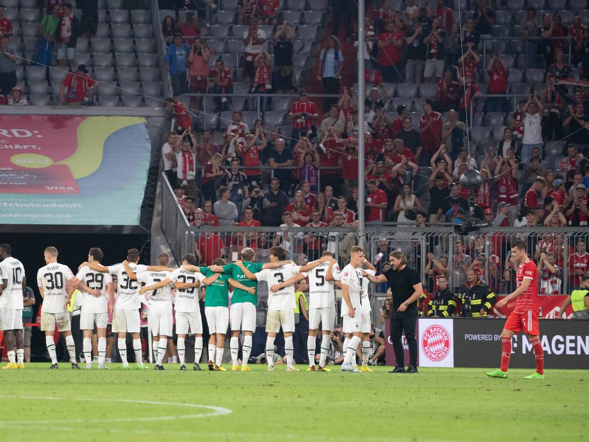 Borussia Mönchengladbach hat am Samstagabend (27. August 2022) ein 1:1-Remis beim FC Bayern München erspielt. Das Foto zeigt das Team nach Abpfiff beim Feiern mit einigen mitgereisten Fans.