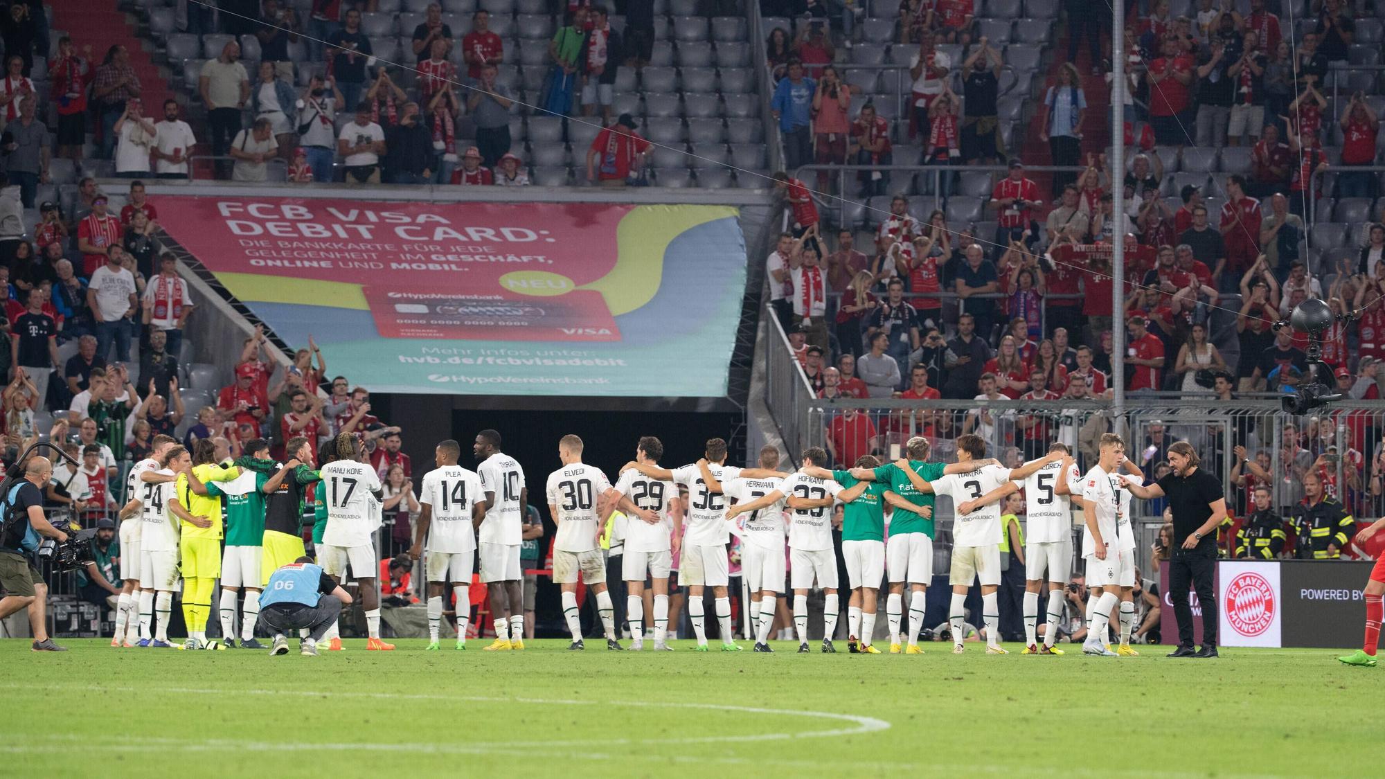 Borussia Mönchengladbach hat am Samstagabend (27. August 2022) ein 1:1-Remis beim FC Bayern München erspielt. Das Foto zeigt das Team nach Abpfiff beim Feiern mit einigen mitgereisten Fans.