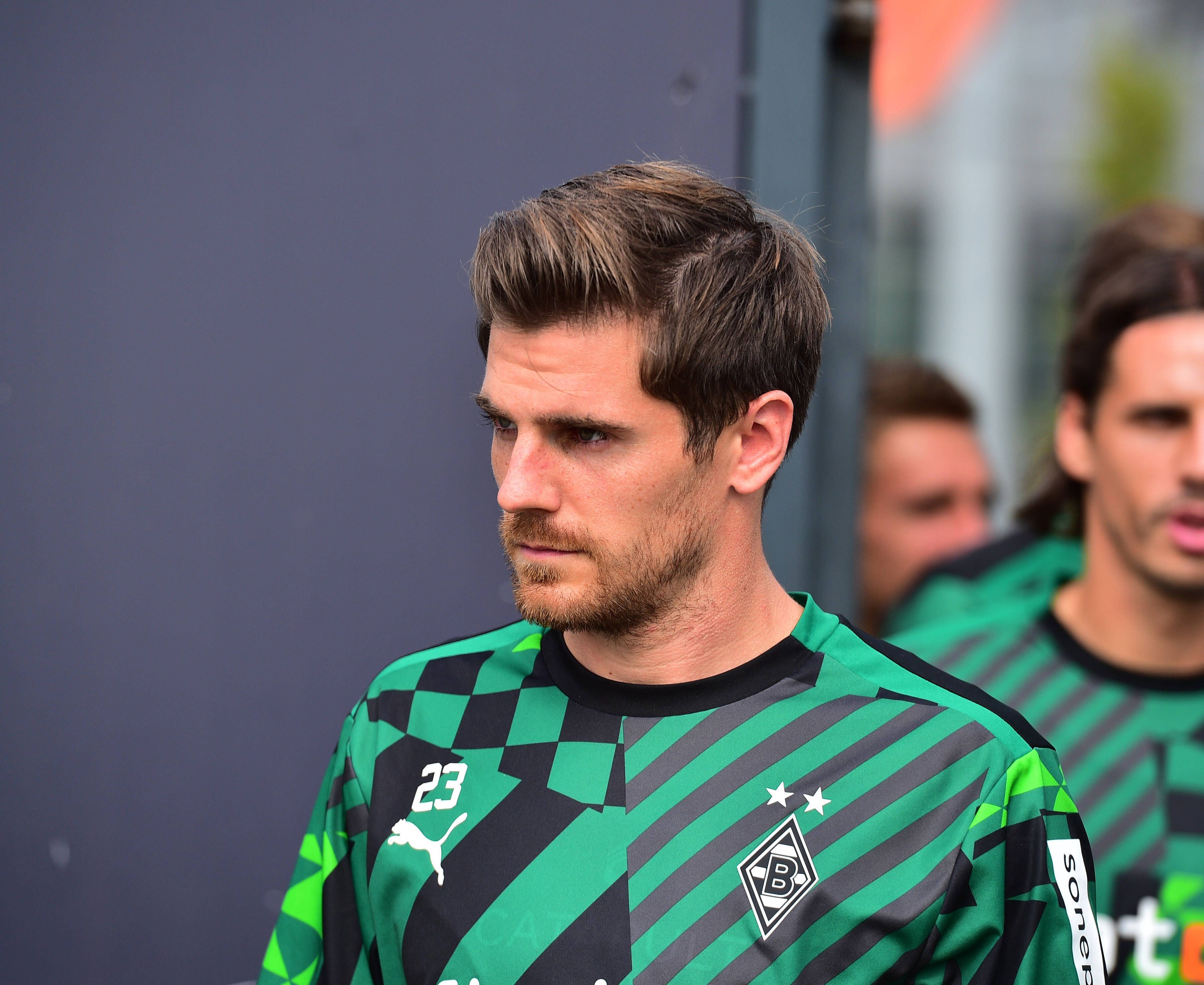 Jonas Hofmann, Spieler von Borussia Mönchengladbach, hier bei einer Trainingseinheit am 23. August 2022, bewundert einen Gegenspieler des FC Bayern München besonders.