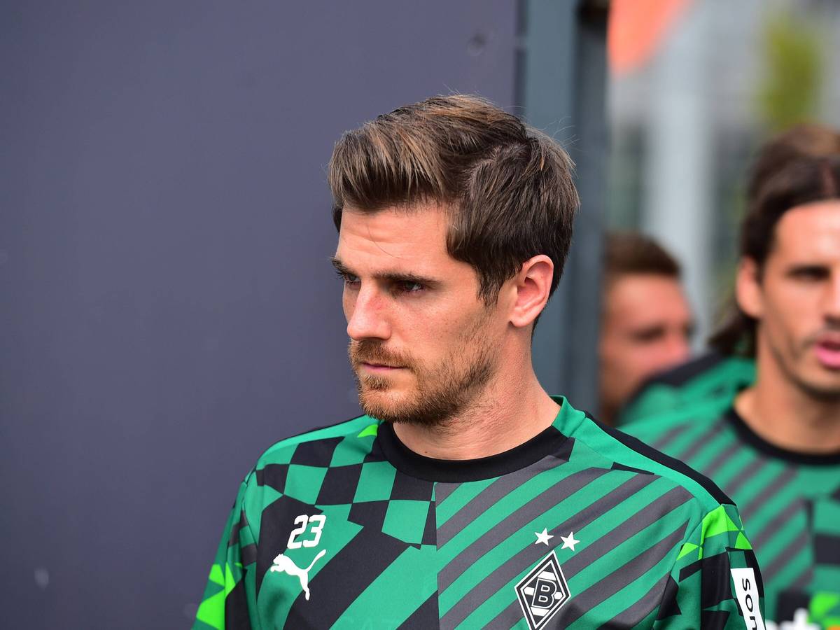Jonas Hofmann, Spieler von Borussia Mönchengladbach, hier bei einer Trainingseinheit am 23. August 2022, bewundert einen Gegenspieler des FC Bayern München besonders.