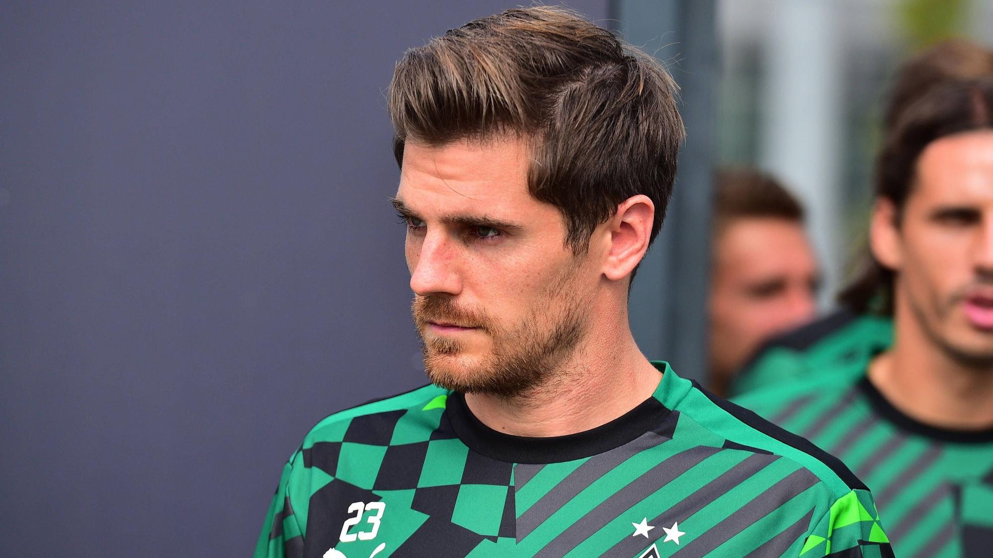 Jonas Hofmann, Spieler von Borussia Mönchengladbach, hier bei einer Trainingseinheit am 23. August 2022, bewundert einen Gegenspieler des FC Bayern München besonders.