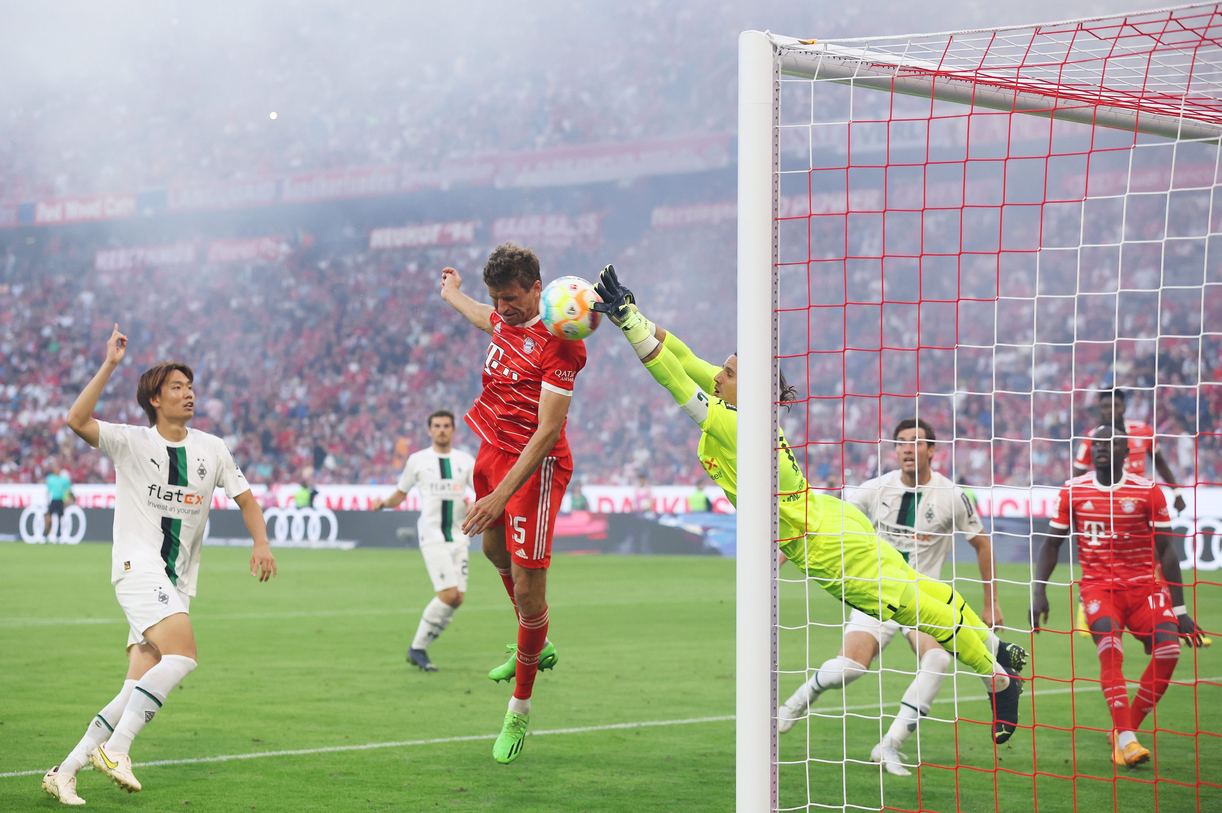 Yann Sommer (gelb) rettet für Borussia Mönchengladbach gegen Thomas Müller (rot) vom FC Bayern München. Die Gladbacher spielten am 27. August 2022 1:1 in der Allianz-Arena.