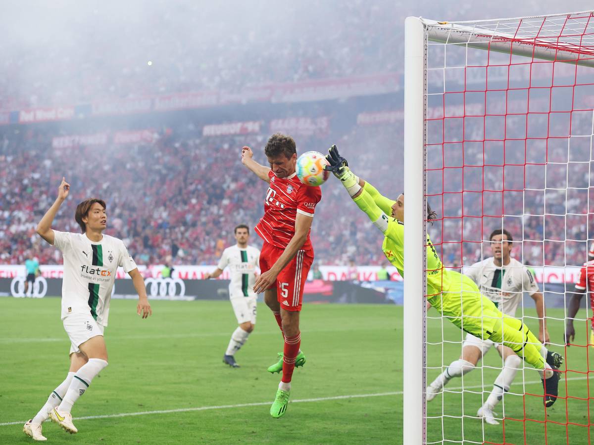 Yann Sommer (gelb) rettet für Borussia Mönchengladbach gegen Thomas Müller (rot) vom FC Bayern München. Die Gladbacher spielten am 27. August 2022 1:1 in der Allianz-Arena.