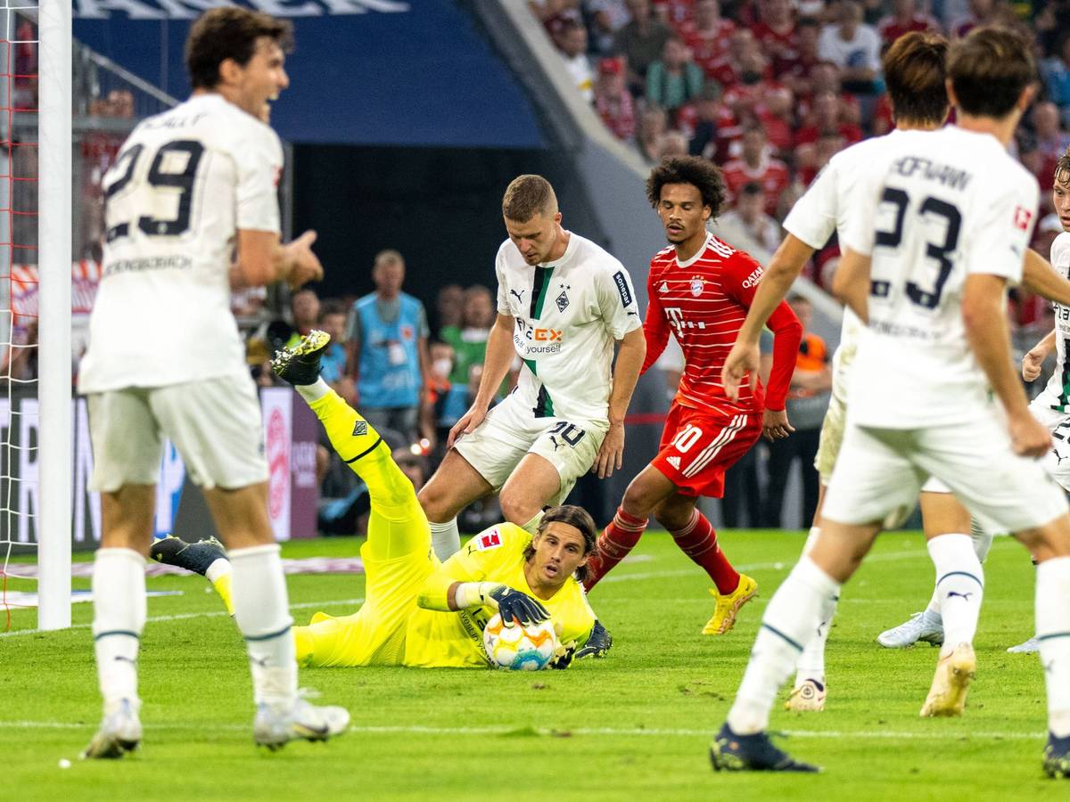 Yann Sommer von Borussia Moenchengladbach (liegend) fängt am 27. August 2022 gegen den FC Bayern München einen Ball ab.