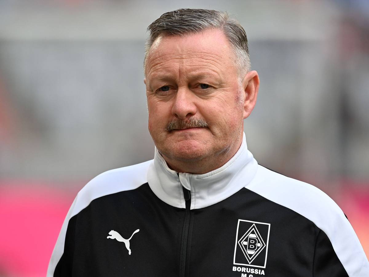 Sportdirektor Roland Virkus von Fußball-Bundesligist Borussia Mönchengladbach, hier zu sehen am Samstag (27. August 2022) am Rande des Bundesliga-Topspiels beim FC Bayern München. Virkus trägt eine schwarz-weiße Trainingsjacke.