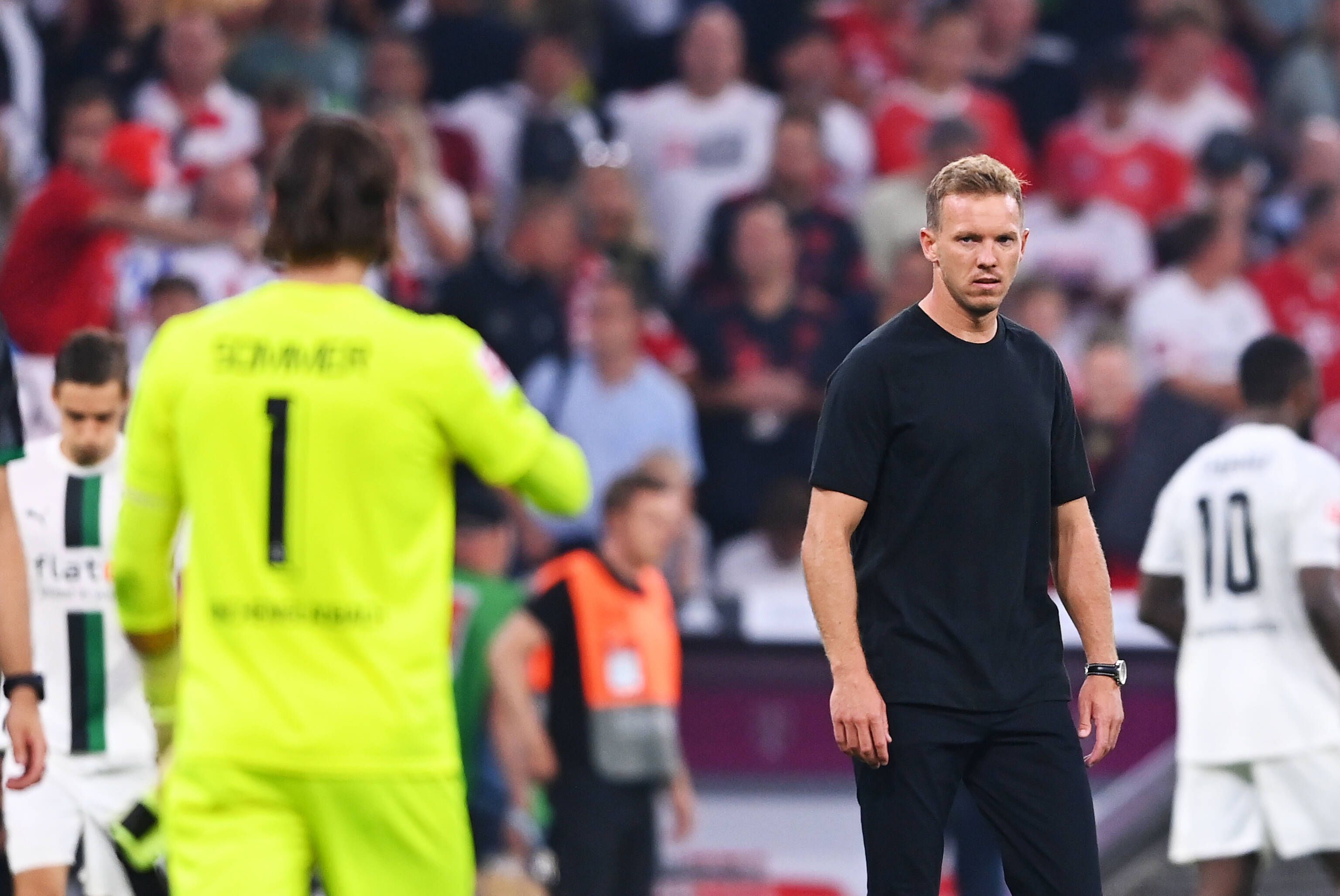 Ein Blick, der einiges zum Ausdruck bringt: Bayern-München-Trainer Julian Nagelsmann (r.) schaut sichtlich angefressen zu Gladbach-Keeper Yann Sommer (l., im gelben Trikot) nach dem 1:1-Remis im Bundesliga-Topspiel (27. August 20222) hinüber. Nagelsmann ist in Schwarz gekleidet.