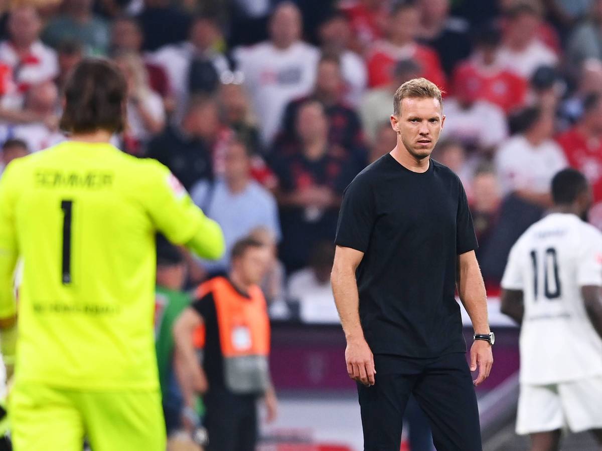 Ein Blick, der einiges zum Ausdruck bringt: München-Trainer Julian Nagelsmann (r.) schaut sichtlich angefressen zu Gladbach-Keeper Yann Sommer (l., im gelben Trikot) nach dem 1:1-Remis im Bundesliga-Topspiel (27. August 20222) hinüber. Sommer hatte die Bayern mit zig Paraden zur Verzweiflung gebracht.