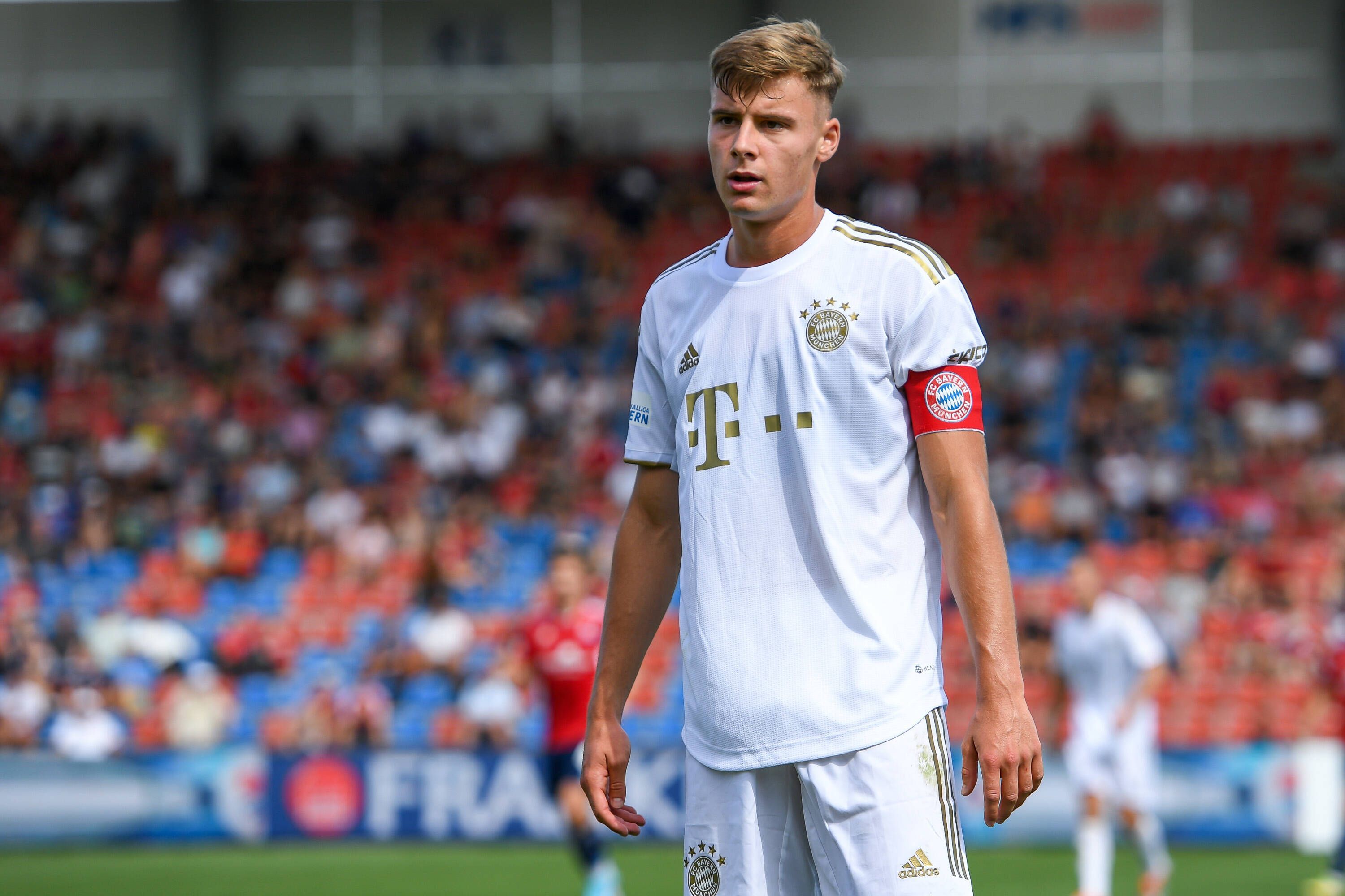Gabriel Vidovic vom FC Bayern München am 13. August 2022 im Spiel der zweiten Mannschaft bei der SpVgg Unterhaching. Der 21-jährige Mittelfeldspieler wird wohl nicht zu Borussia Mönchengladbach wechseln.