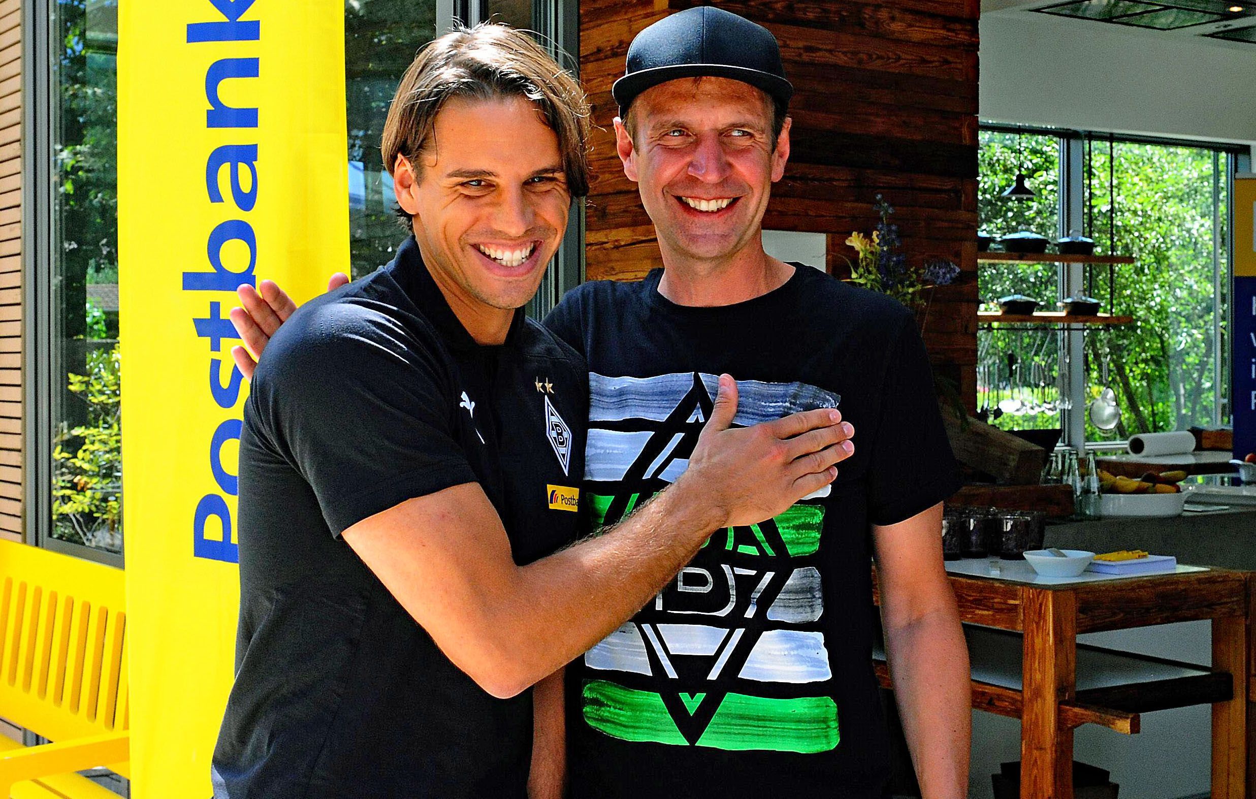 Gladbach-Keeper Yann Sommer (l.) und Borussias Stadionsprecher Torsten „Knippi“ Knippertz (r.) am 27. Juli 2018 in Rottach-Egern am Tegernsee. Sommer und Knippertz umarmen sich.