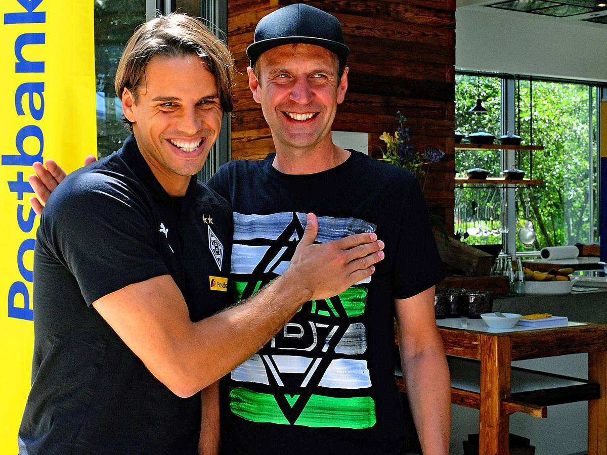 Gladbach-Keeper Yann Sommer (l.) und Borussias Stadionsprecher Torsten „Knippi“ Knippertz (r.) am 27. Juli 2018 in Rottach-Egern am Tegernsee. Sommer und Knippertz umarmen sich.