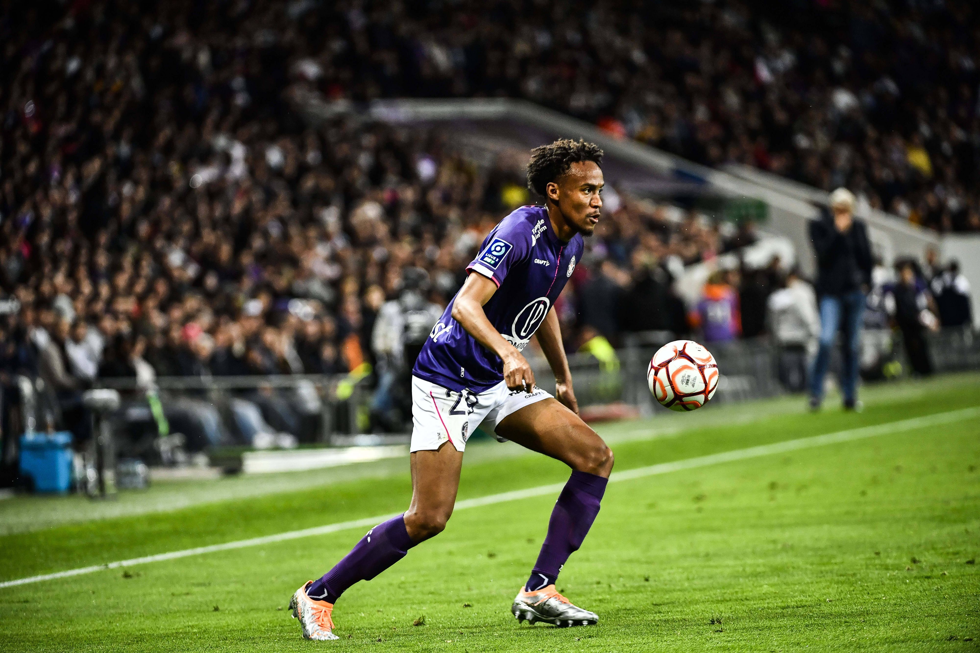 Offensivspieler Nathan N'Goumou vom FC Toulouse, hier am 25. April 2022 beim Spiel gegen Niort, soll vor einem Wechsel zu Borussia Mönchengladbach stehen.