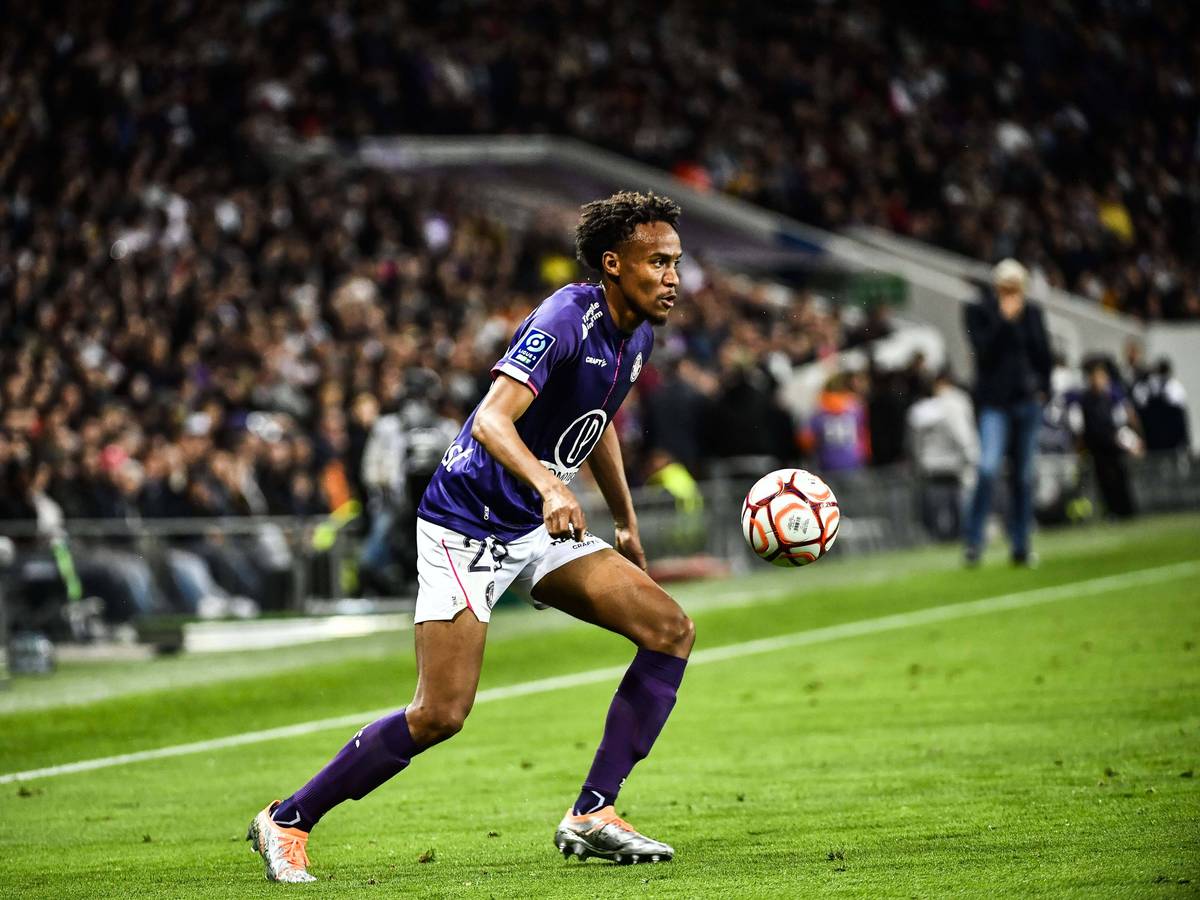 Offensivspieler Nathan N'Goumou vom FC Toulouse, hier am 25. April 2022 beim Spiel gegen Niort, soll vor einem Wechsel zu Borussia Mönchengladbach stehen.