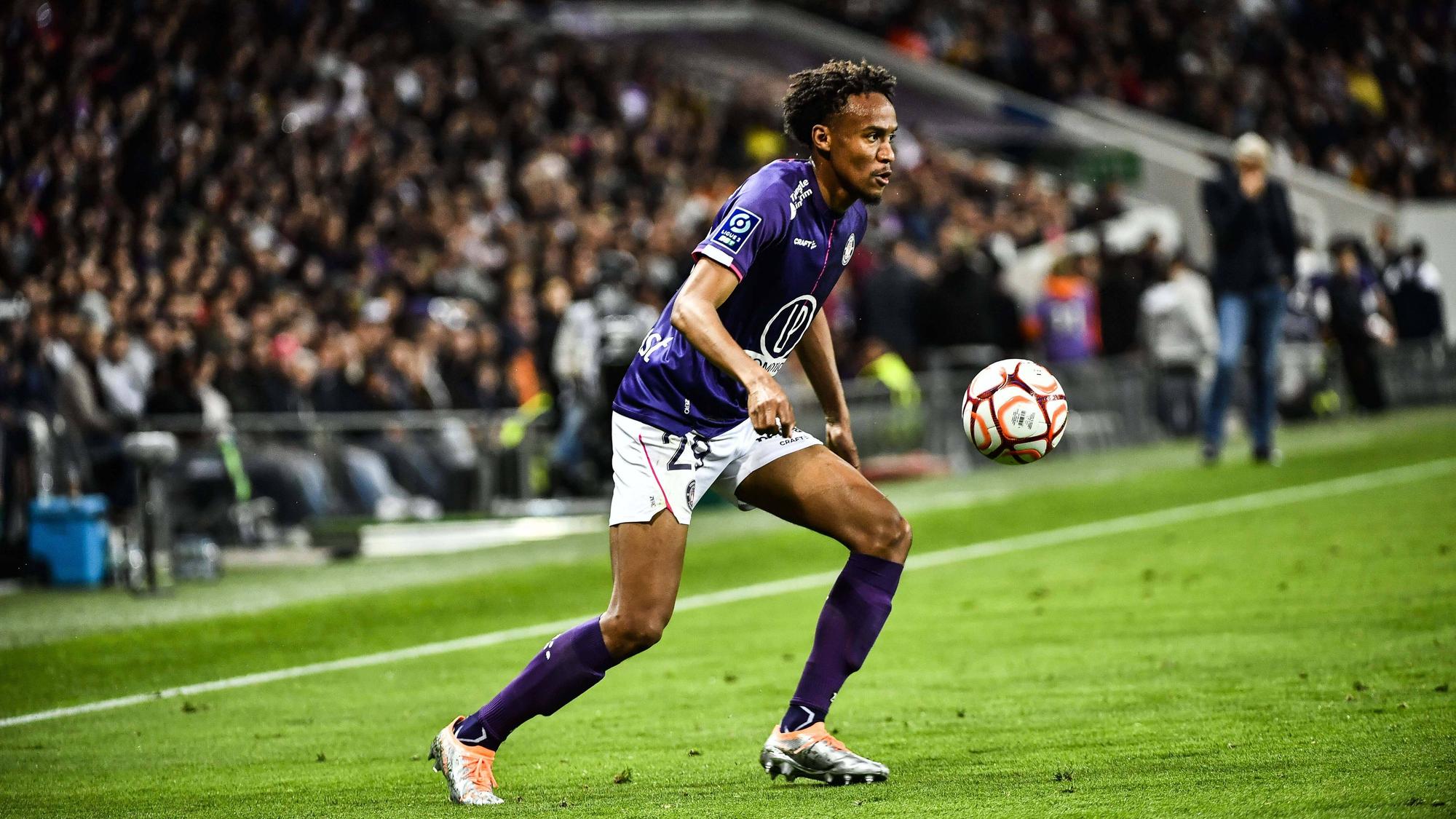 Offensivspieler Nathan N'Goumou vom FC Toulouse, hier am 25. April 2022 beim Spiel gegen Niort, soll vor einem Wechsel zu Borussia Mönchengladbach stehen.