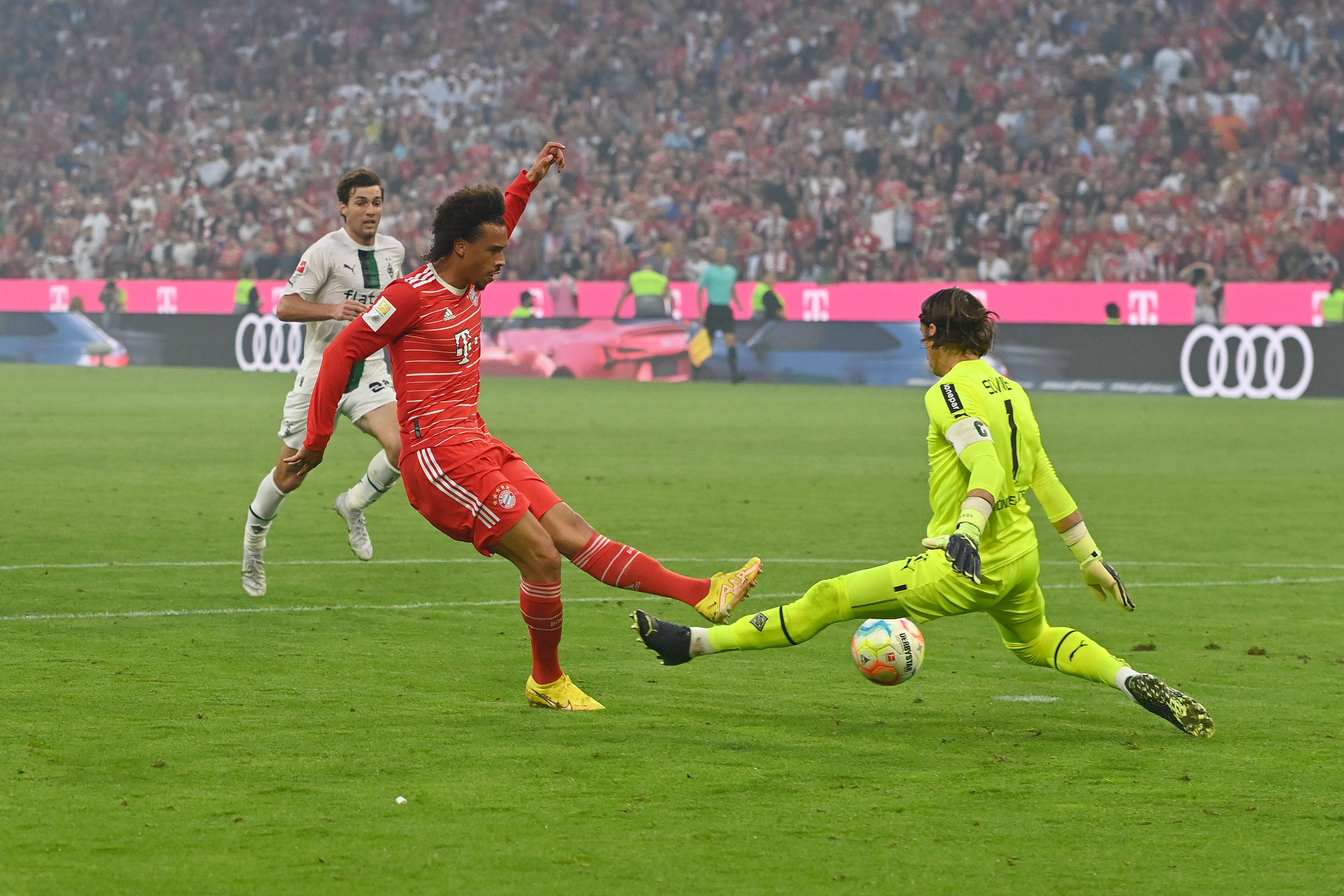 Torwart Yann Sommer von Borussia Mönchengladbach (rechts) am 27. August 2022 bei einer seiner zahlreichen Paraden im Auswärtsspiel beim FC Bayern München. Hier pariert der Schweizer gegen Bayerns Leroy Sané.