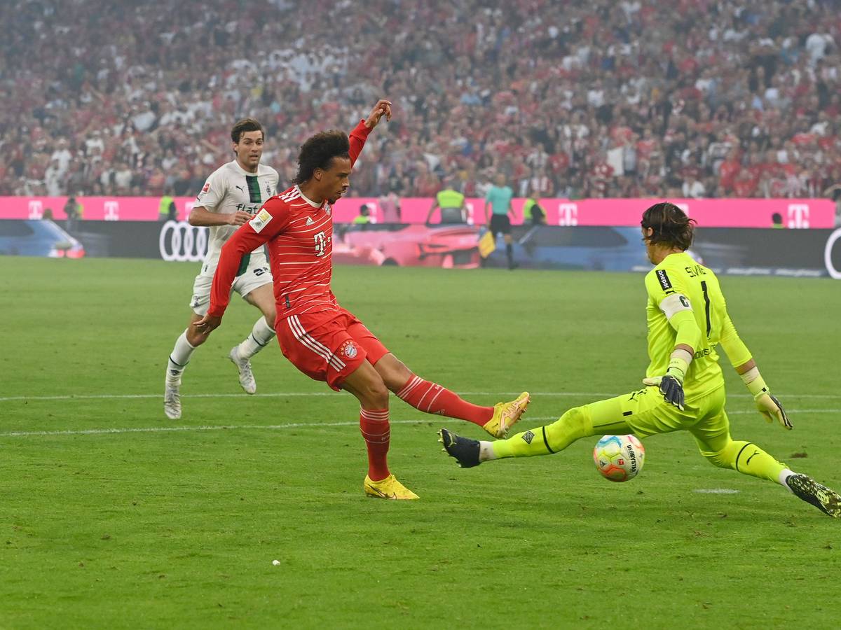 Torwart Yann Sommer von Borussia Mönchengladbach (rechts) am 27. August 2022 bei einer seiner zahlreichen Paraden im Auswärtsspiel beim FC Bayern München. Hier pariert der Schweizer gegen Bayerns Leroy Sané.