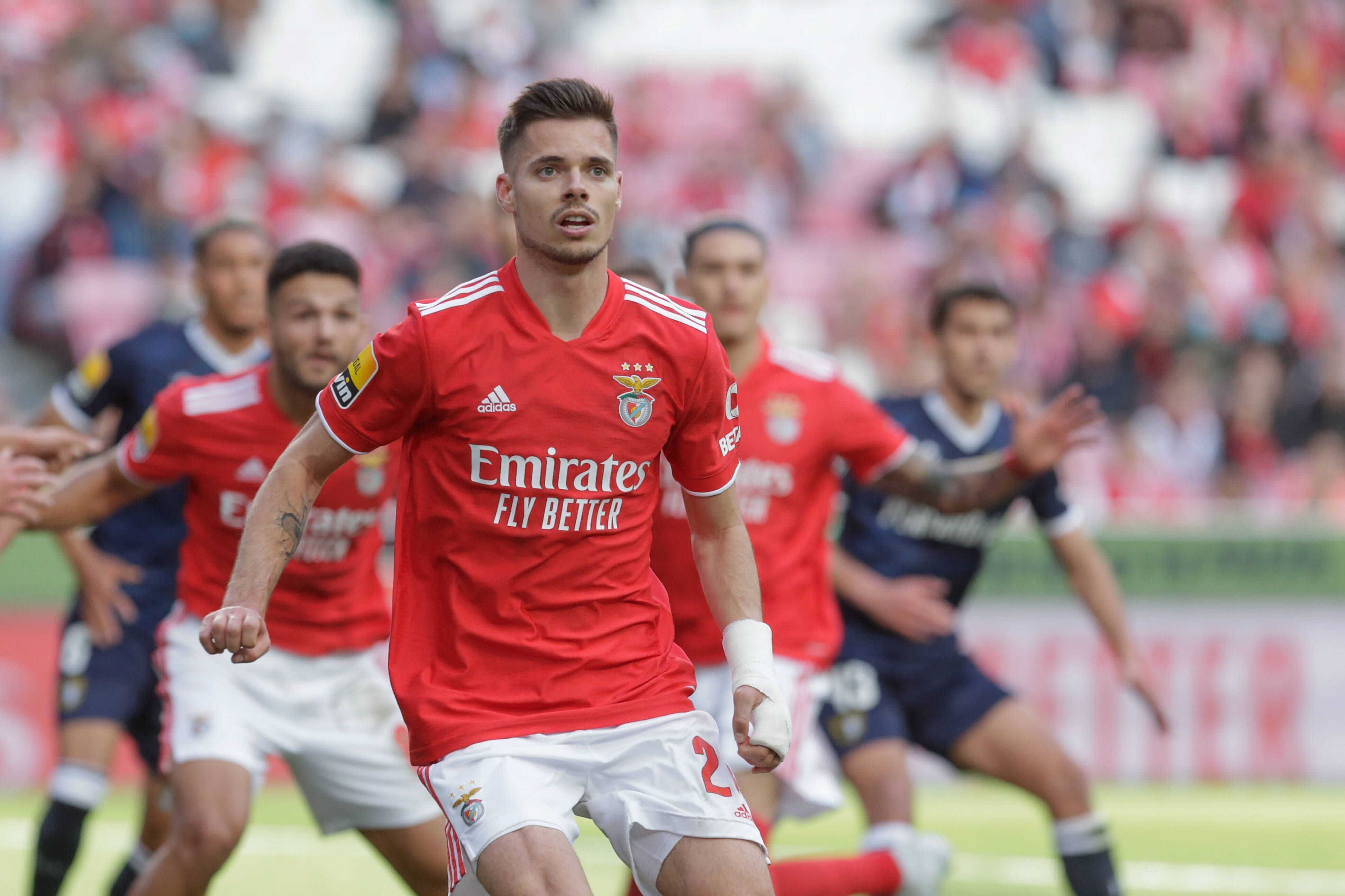 Julian Weigl, Mittelfeldspieler von Benfica Lissabon, gilt als heißer Kandidat für einen Transfer zu Borussia Mönchengladbach. Das Foto zeigt ihn am 23. April 2022 beim Match gegen den Famalicao FC in Aktion.