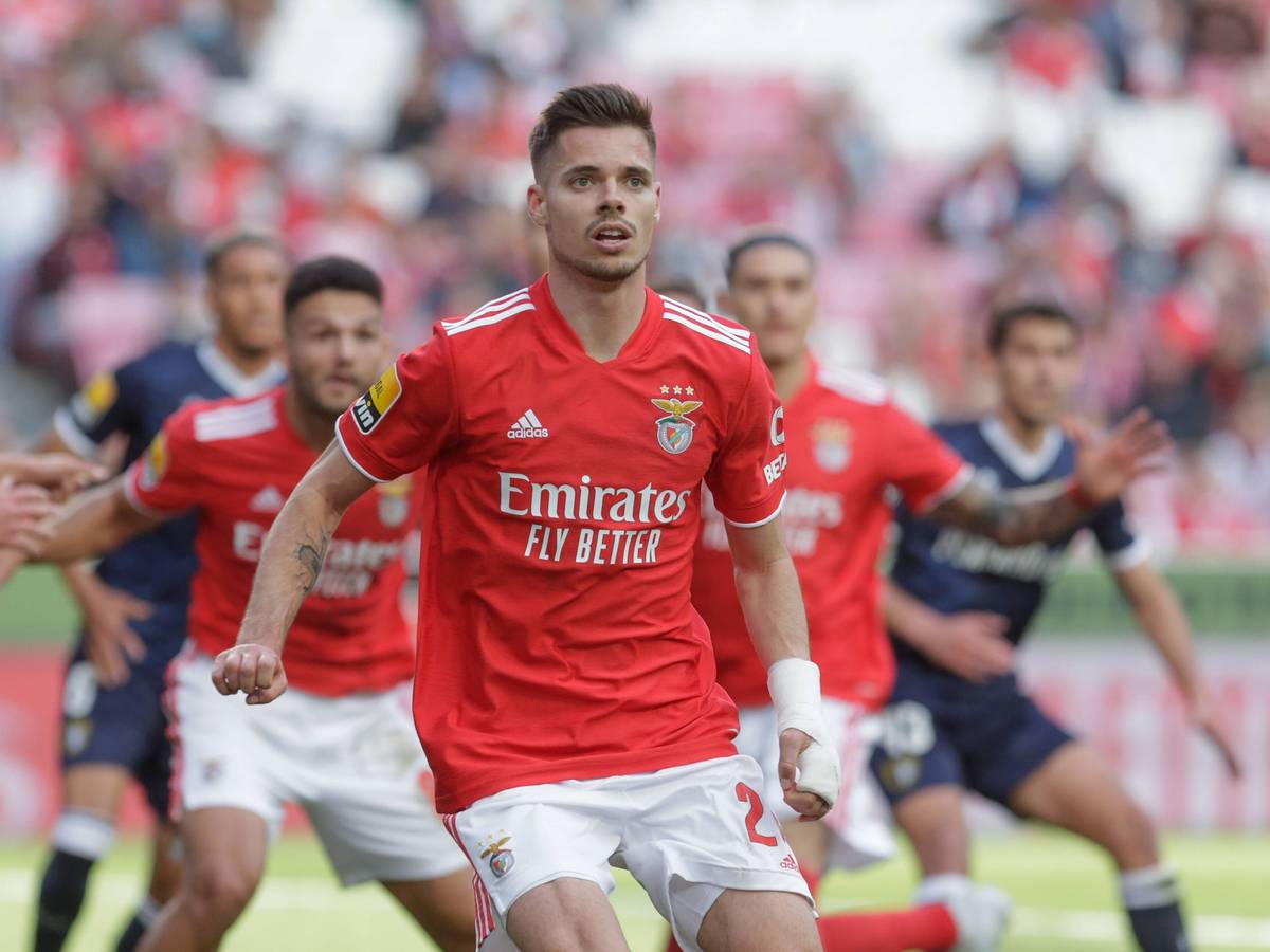 Julian Weigl, Mittelfeldspieler von Benfica Lissabon, gilt als heißer Kandidat für einen Transfer zu Borussia Mönchengladbach. Das Foto zeigt ihn am 23. April 2022 beim Match gegen den Famalicao FC in Aktion.