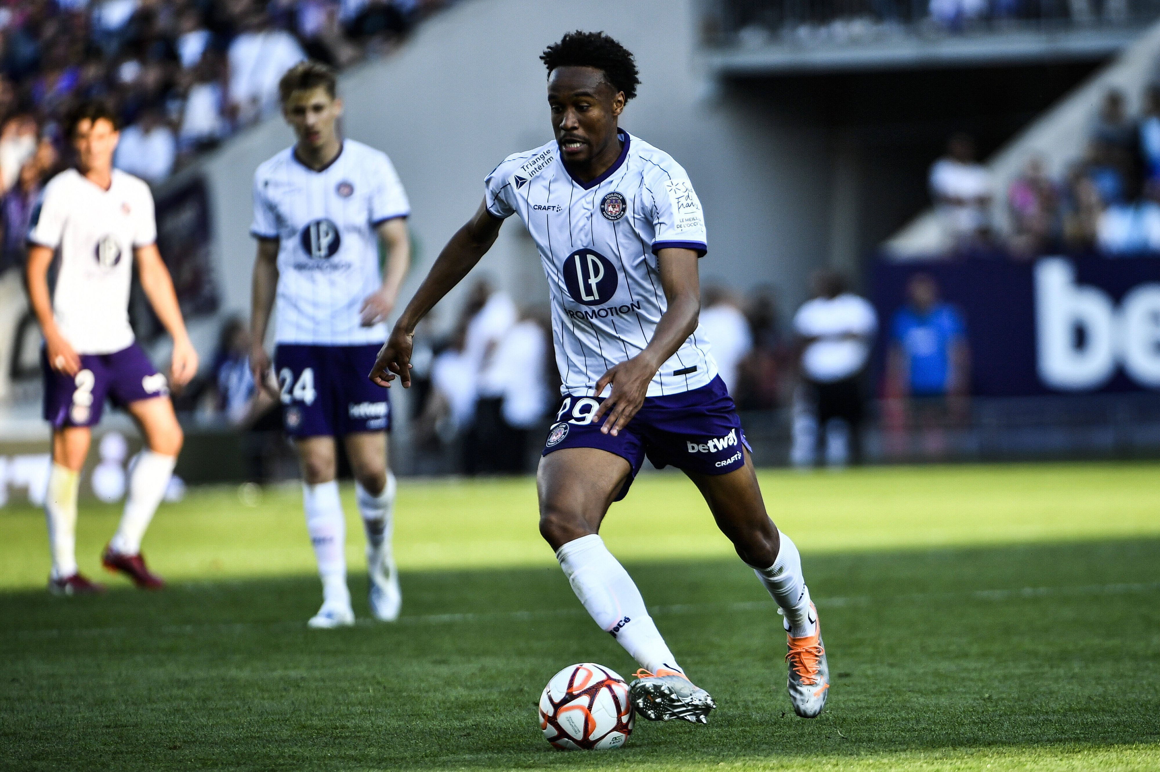 Nathan N'Goumou (verstärkt die Offensive von Borussia Mönchengladbach ab sofort. Das Foto zeigt ihn am 7. Mai 2022 bei einem Spiel zwischen dem FC Toulouse und Nimes.