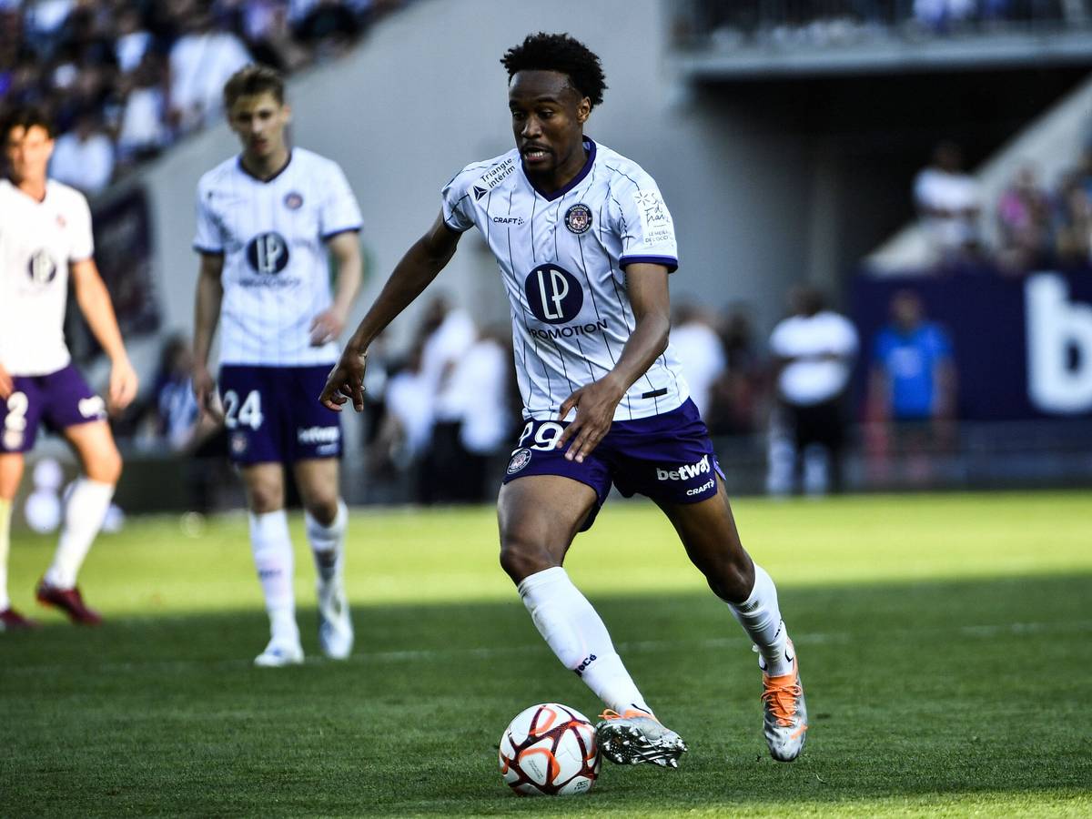 Nathan N'Goumou (verstärkt die Offensive von Borussia Mönchengladbach ab sofort. Das Foto zeigt ihn am 7. Mai 2022 bei einem Spiel zwischen dem FC Toulouse und Nimes.