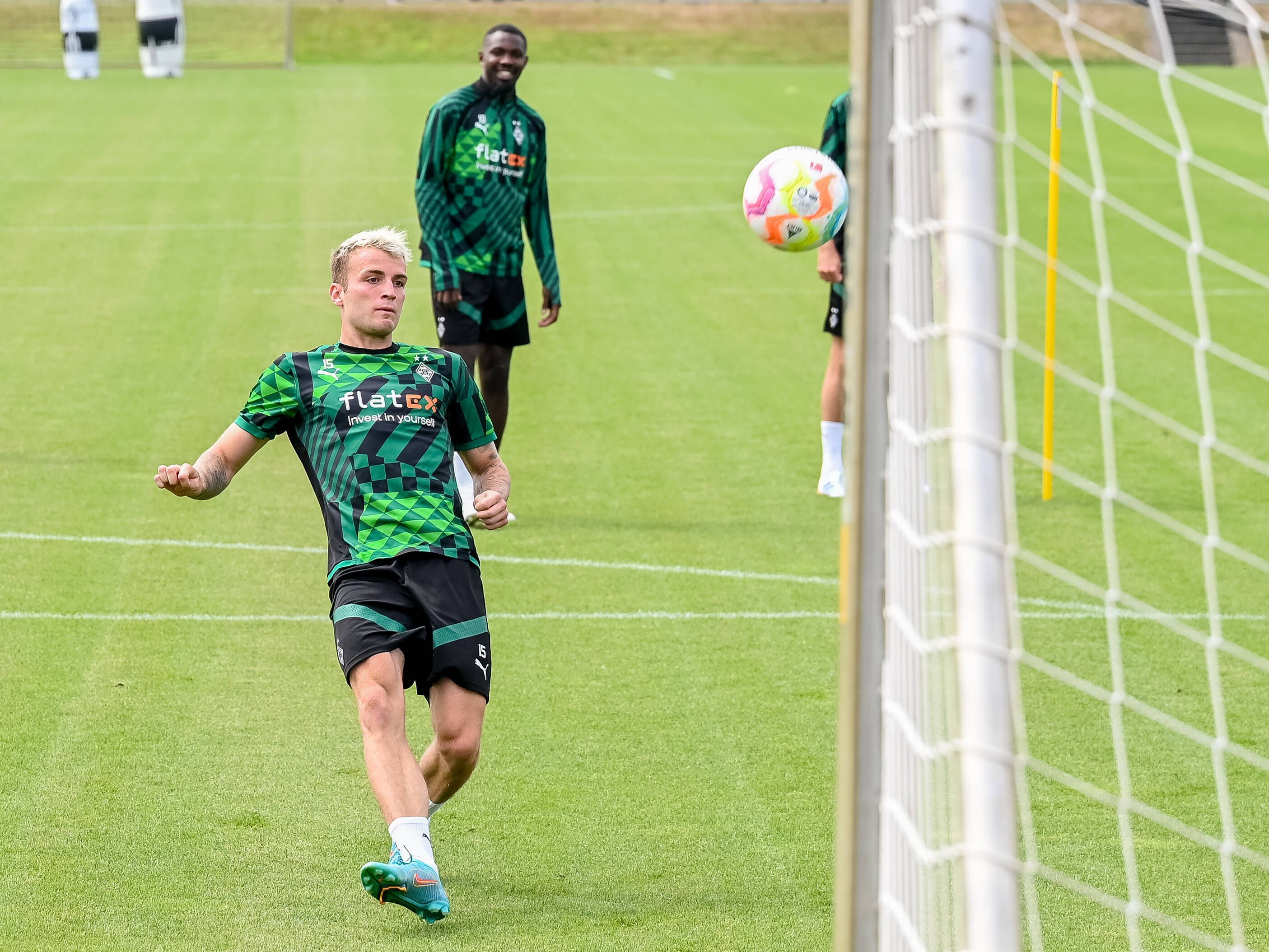 Jordan Beyer von Borussia Mönchengladbach, hieram 4. August im Training der Fohlen, soll bei Champions-League-Teilnehmer Eintracht Frankfurt im Gespräch sein.