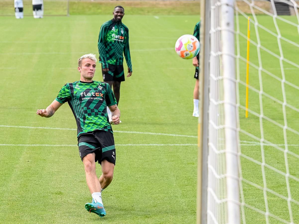 Jordan Beyer von Borussia Mönchengladbach, hieram 4. August im Training der Fohlen, soll bei Champions-League-Teilnehmer Eintracht Frankfurt im Gespräch sein.