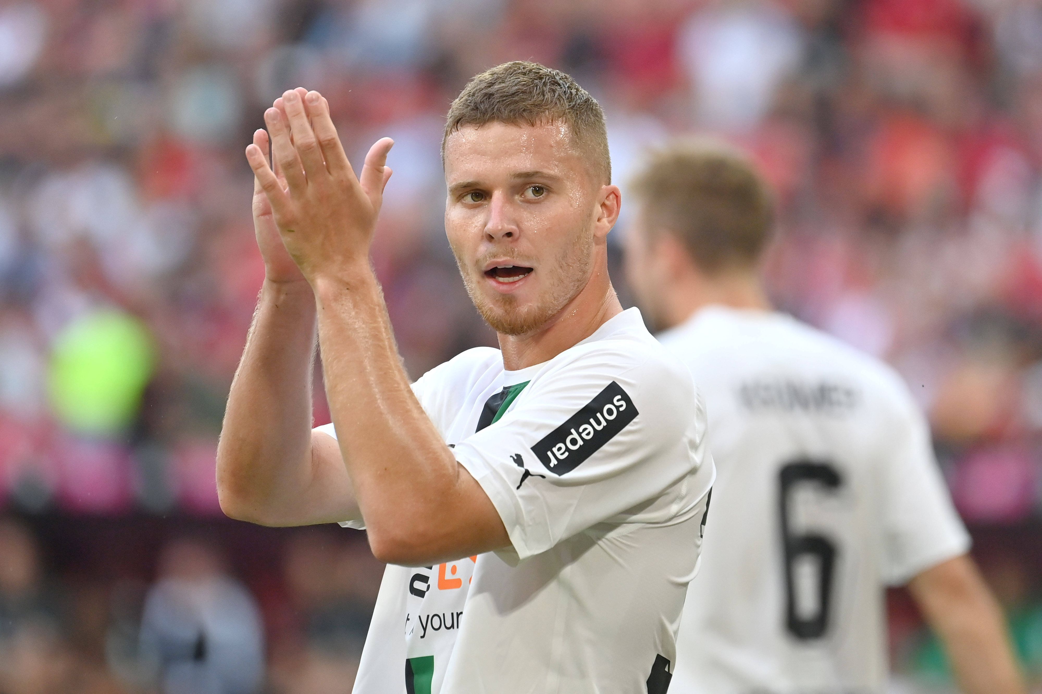 Nico Elvedi von Borussia Mönchengladbach, hier klatschend nach dem Bundesliga-Spiel beim FC Bayern München am 27. August 2022, soll das Interesse mehrerer Klubs auf sich gezogen haben.