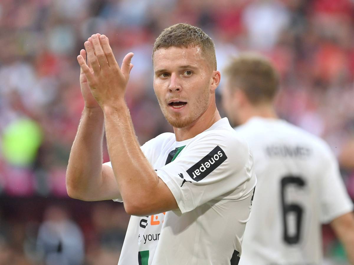 Nico Elvedi von Borussia Mönchengladbach, hier klatschend nach dem Bundesliga-Spiel beim FC Bayern München am 27. August 2022, soll das Interesse mehrerer Klubs auf sich gezogen haben.
