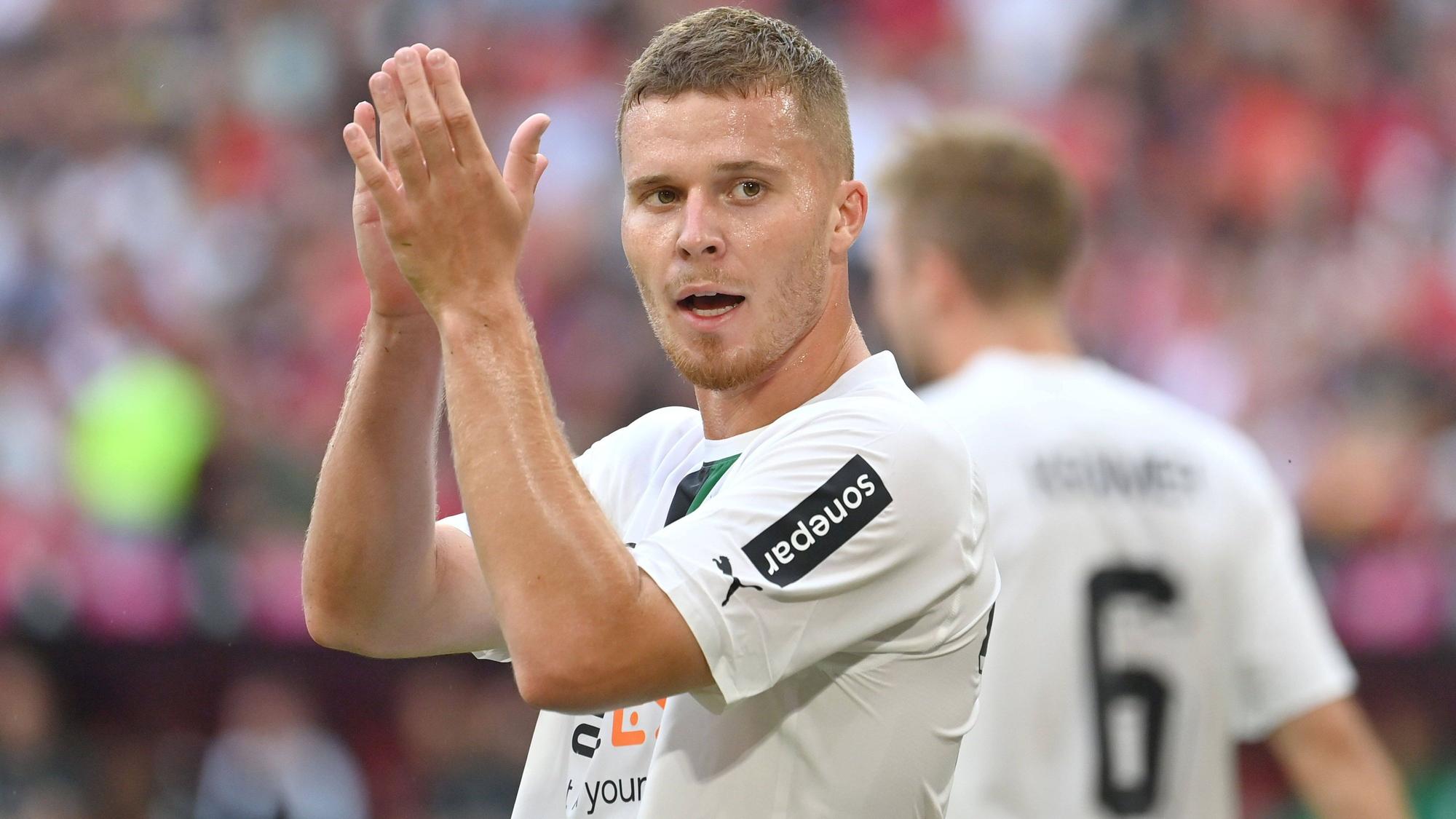 Nico Elvedi von Borussia Mönchengladbach, hier klatschend nach dem Bundesliga-Spiel beim FC Bayern München am 27. August 2022, soll das Interesse mehrerer Klubs auf sich gezogen haben.