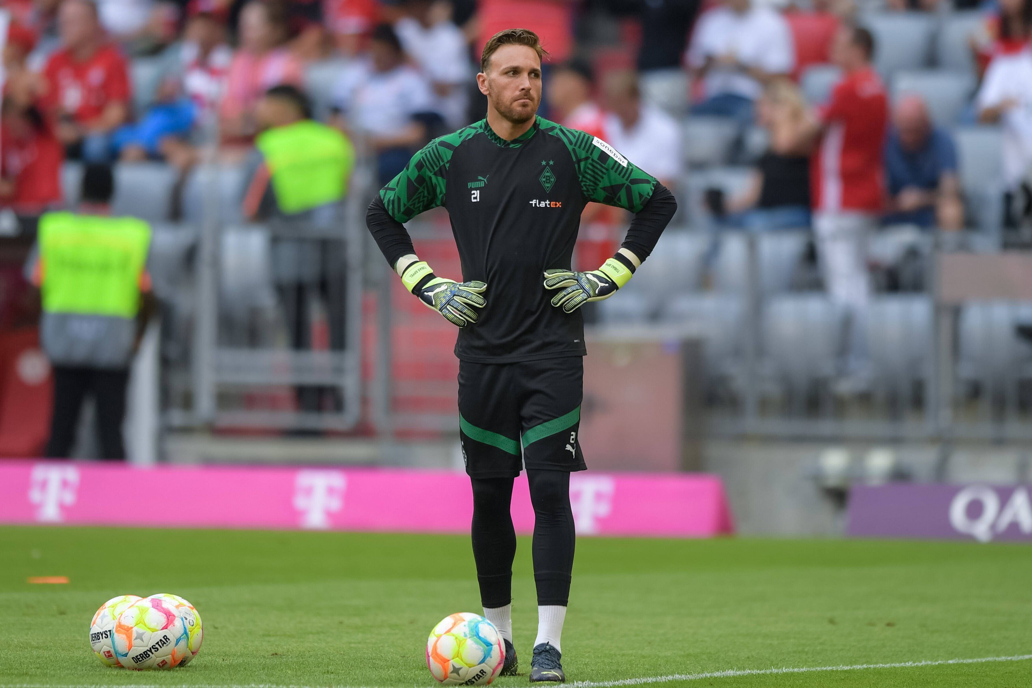 Tobias Sippel, Torhüter bei Borussia Mönchengladbach, am 27. August 2022 beim Auswärtsspiel in München beim Aufwärmen.