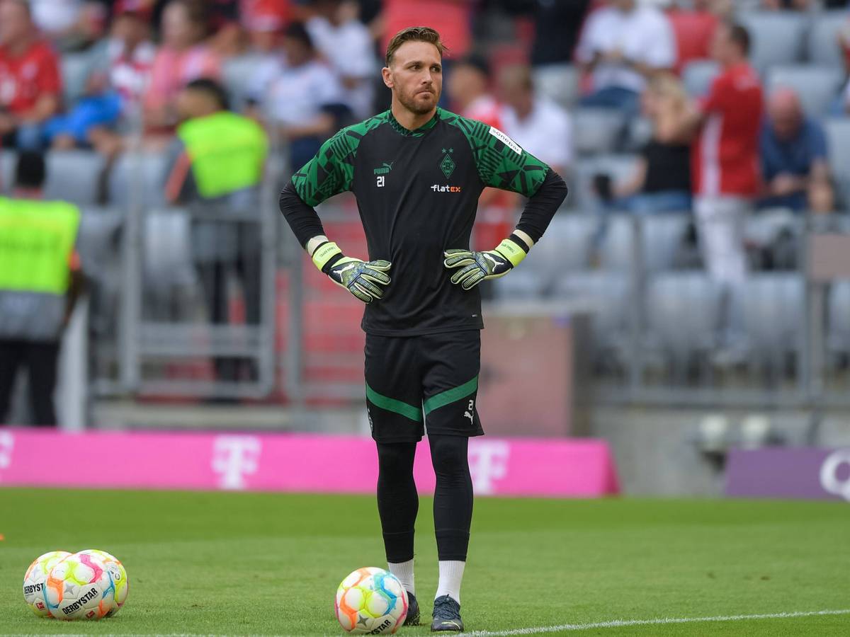 Tobias Sippel, Torhüter bei Borussia Mönchengladbach, am 27. August 2022 beim Auswärtsspiel in München beim Aufwärmen.