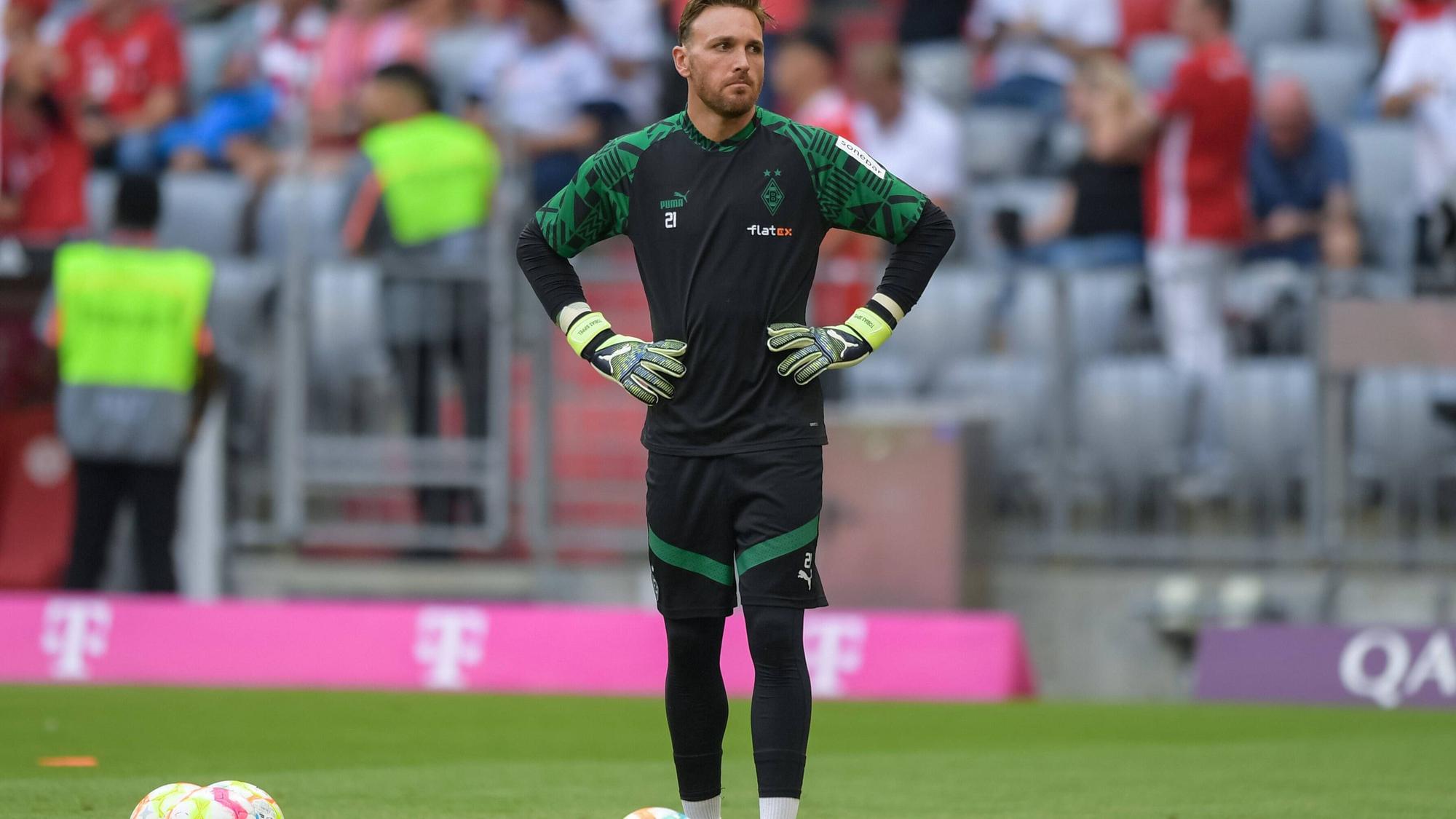Tobias Sippel, Torhüter bei Borussia Mönchengladbach, am 27. August 2022 beim Auswärtsspiel in München beim Aufwärmen.
