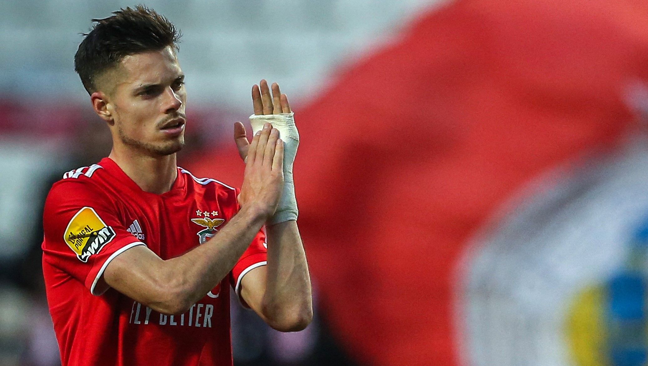 Julian Weig klatscht bei einem Spiel von Benfica Lissabon in die Hände