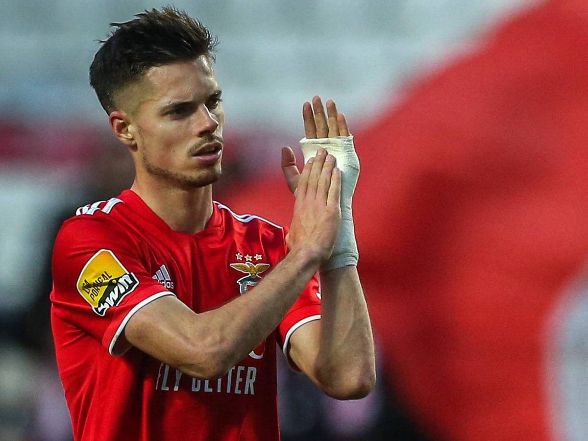 Julian Weig klatscht bei einem Spiel von Benfica Lissabon in die Hände