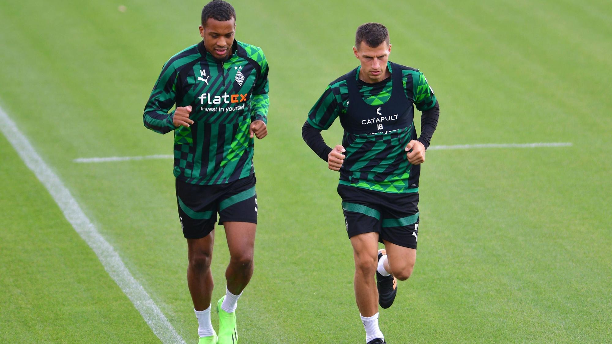 Alassane Plea (l.) und Stefan Lainer (r.) absolvierten am Mittwoch (31. August 20229 eine Laufeinheit neben dem Trainingsplatz im Borussia-Park.