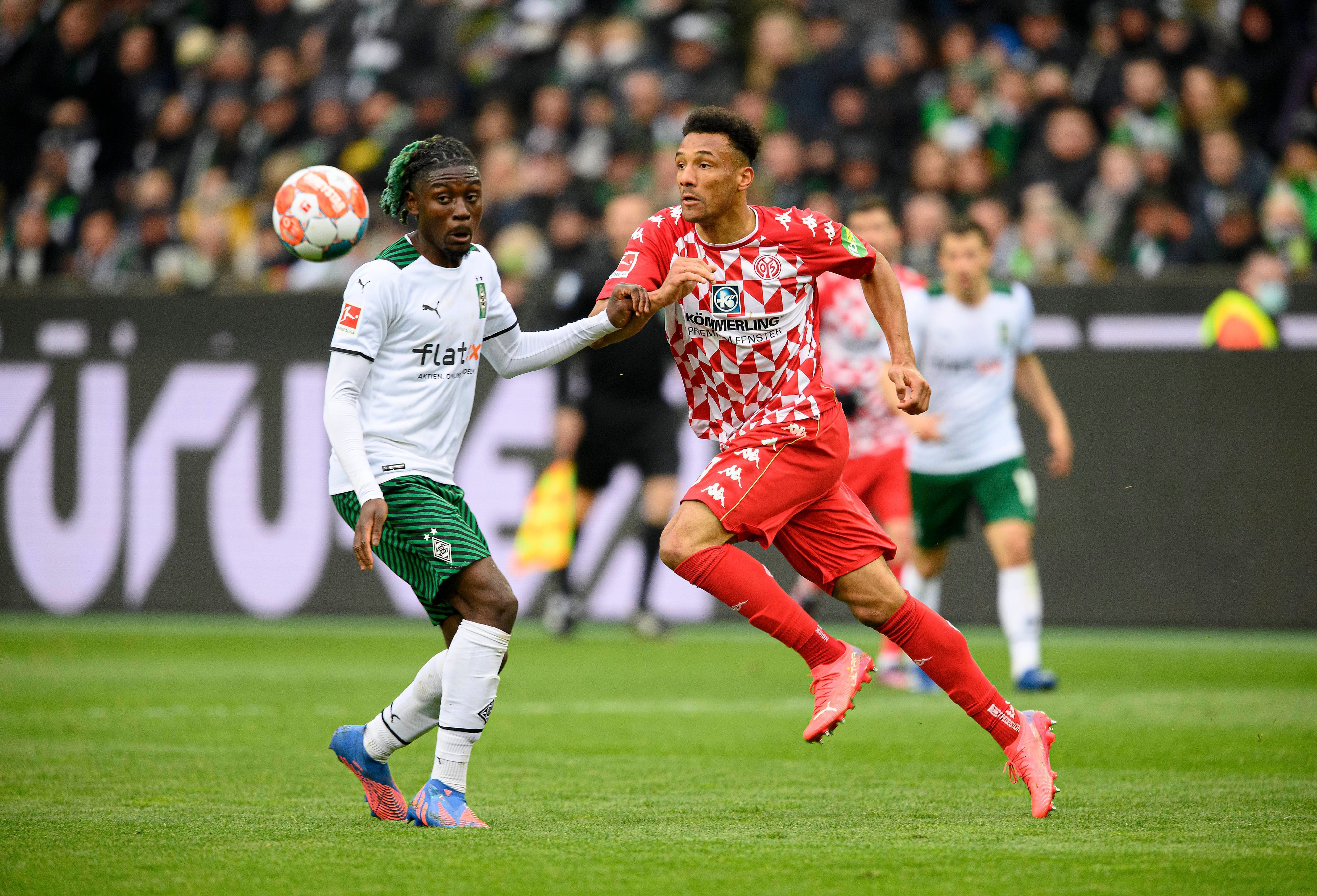 Gladbachs Manu Koné (l.) im Zweikampf mit dem Mainzer Karim Onisiwo (r.). Das Foto stammt vom letzten Aufeinandertreffen von Borussia Mönchengladbach und Mainz 05 am 3. April 2022 im Borussia-Park.