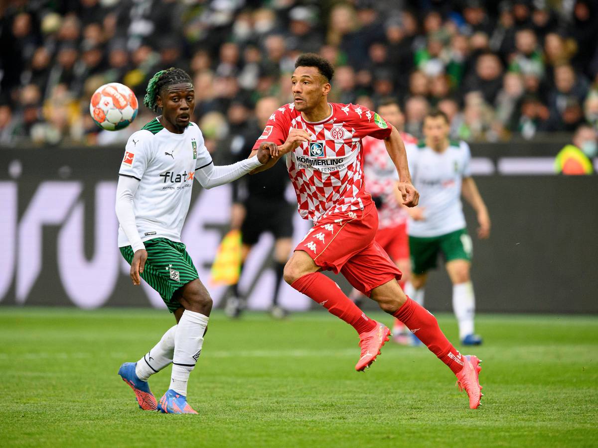 Gladbachs Manu Koné (l.) im Zweikampf mit dem Mainzer Karim Onisiwo (r.). Das Foto stammt vom letzten Aufeinandertreffen von Borussia Mönchengladbach und Mainz 05 am 3. April 2022 im Borussia-Park.